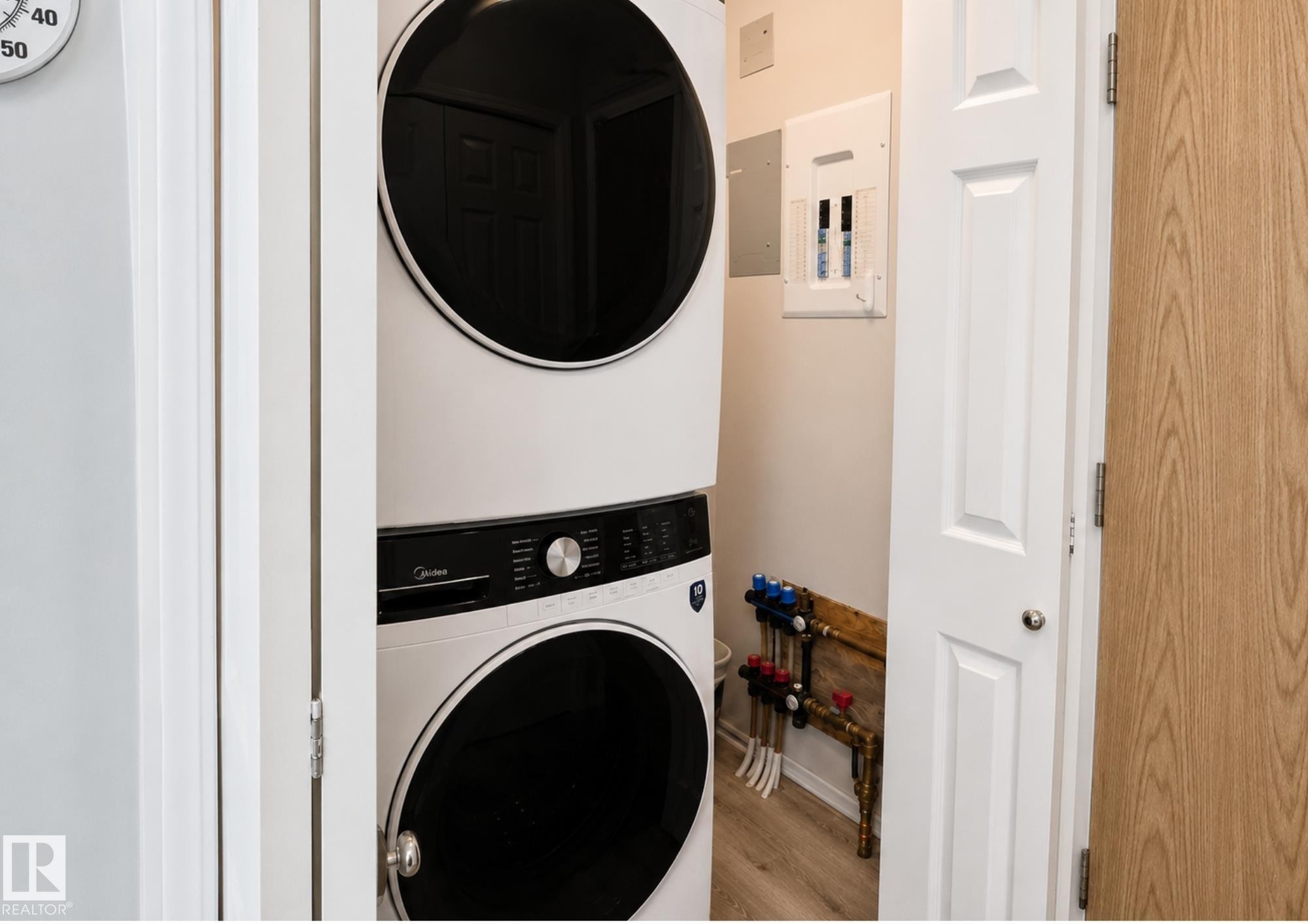 #10 5011 Pine Dr, Cherry Grove, AB - Indoor Photo Showing Laundry Room
