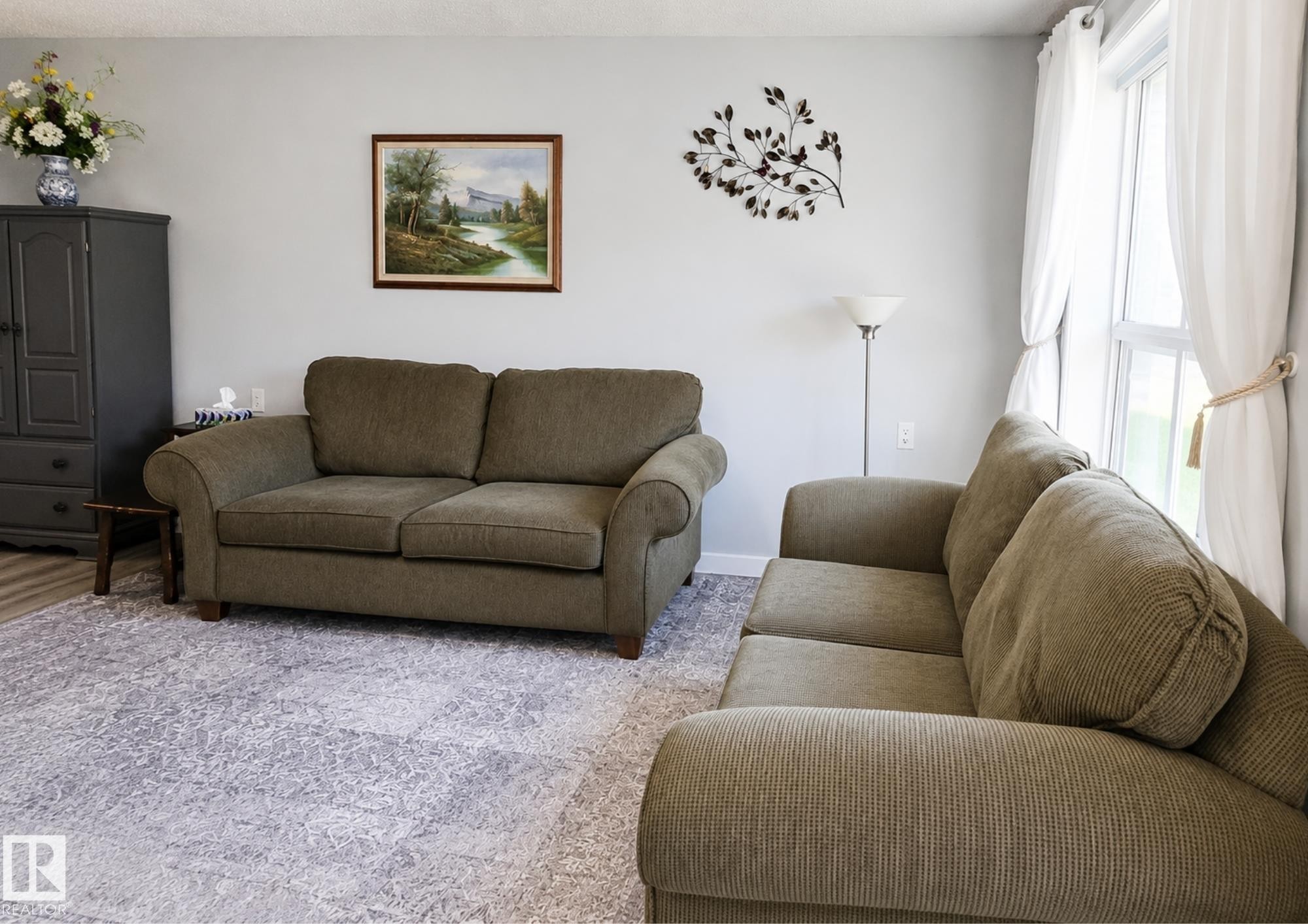 #10 5011 Pine Dr, Cherry Grove, AB - Indoor Photo Showing Living Room