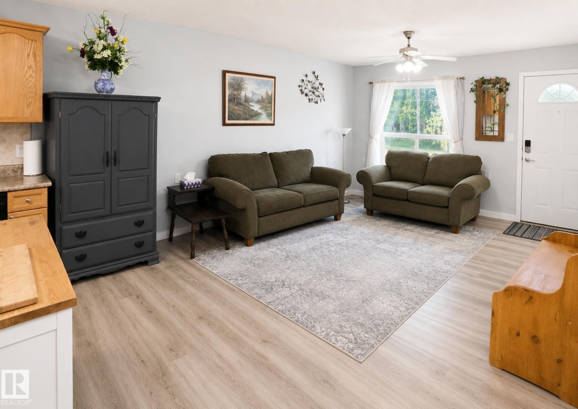 #10 5011 Pine Dr, Cherry Grove, AB - Indoor Photo Showing Living Room