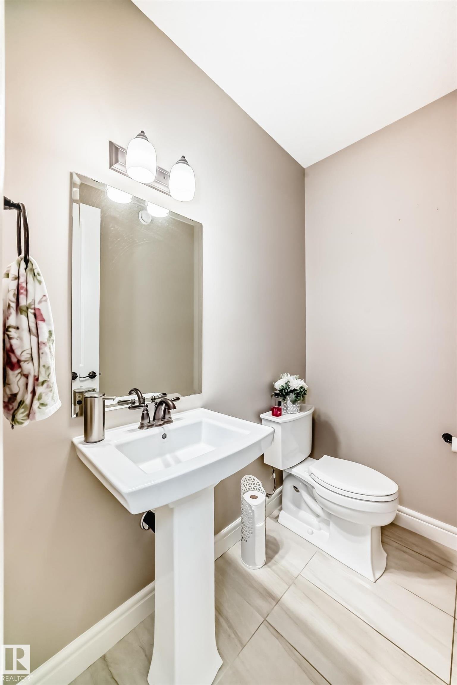 9034 24 Ave Sw, Edmonton, AB - Indoor Photo Showing Other Room