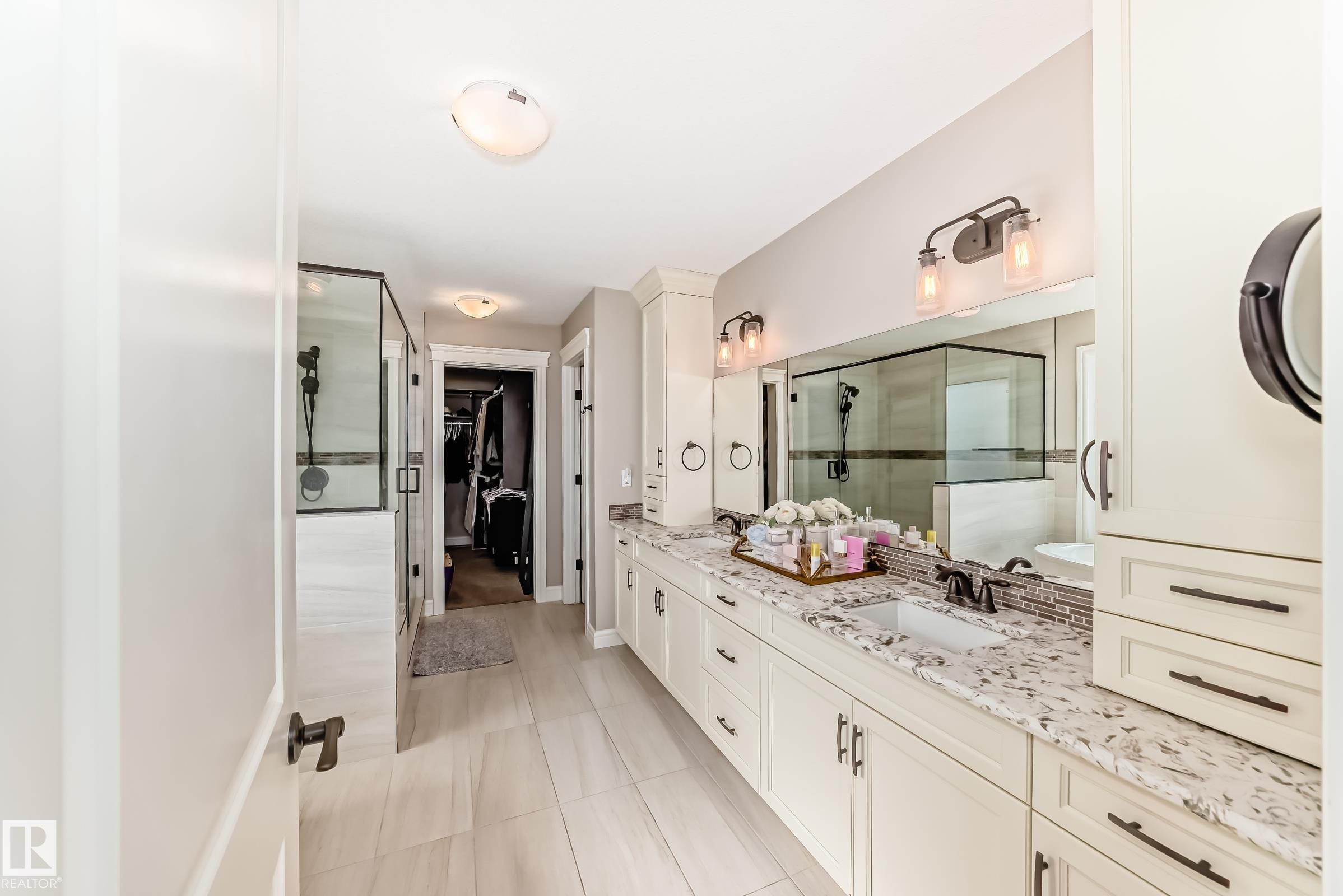 9034 24 Ave Sw, Edmonton, AB - Indoor Photo Showing Bathroom