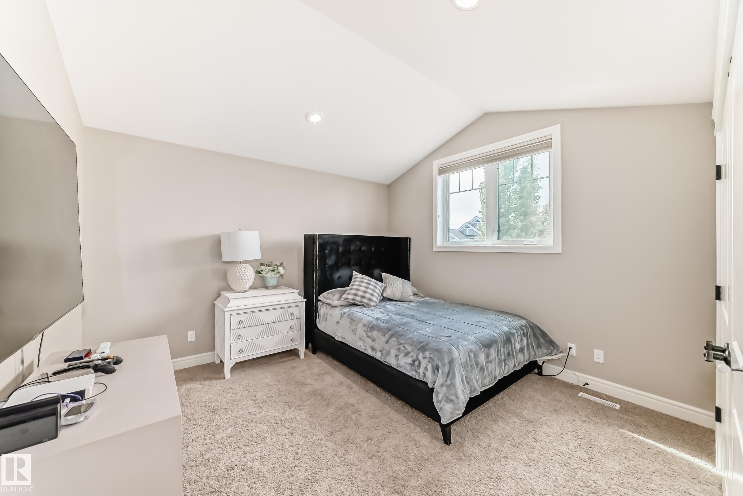 9034 24 Ave Sw, Edmonton, AB - Indoor Photo Showing Bedroom