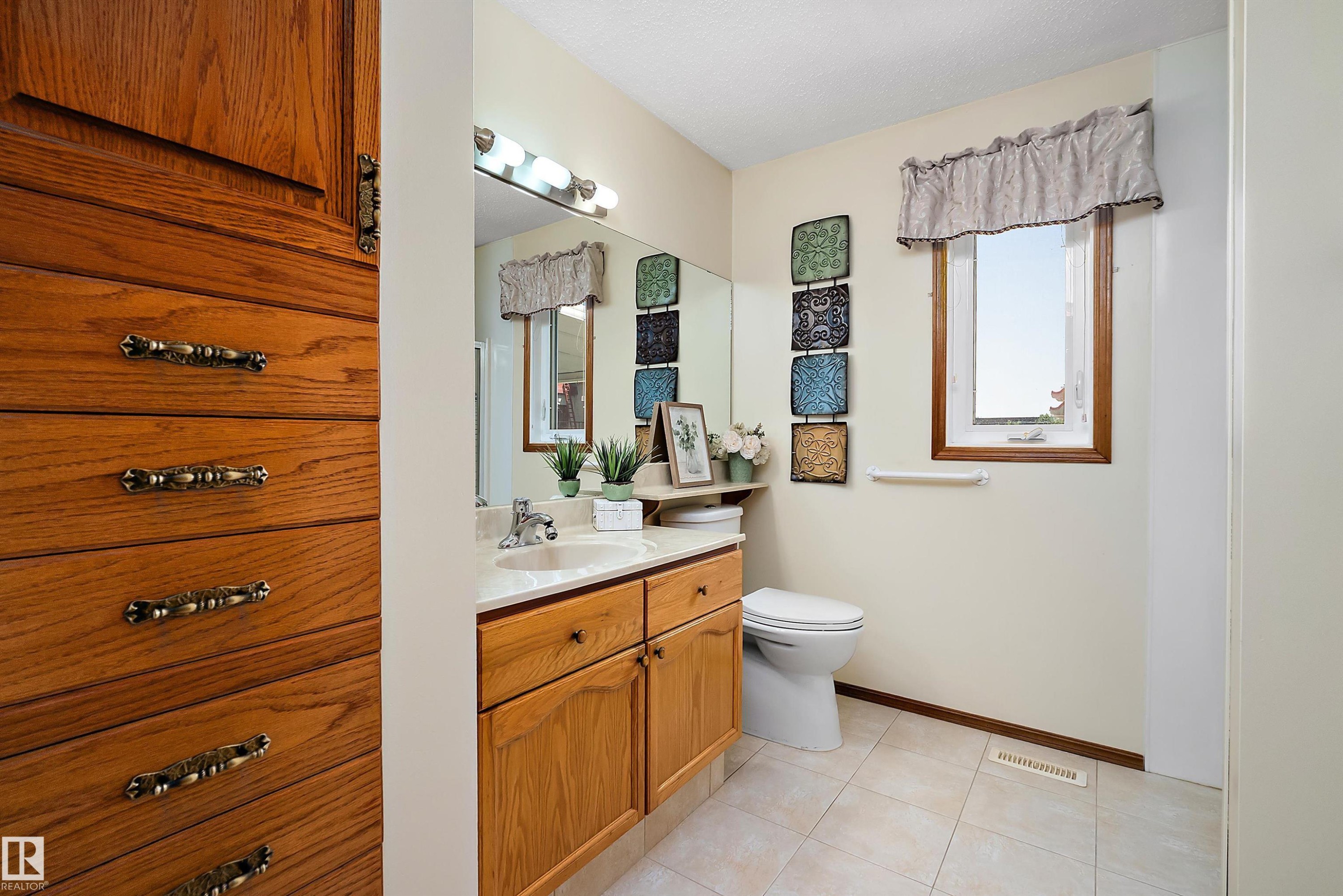 4823 32 Avenue Nw, Edmonton, AB - Indoor Photo Showing Bathroom