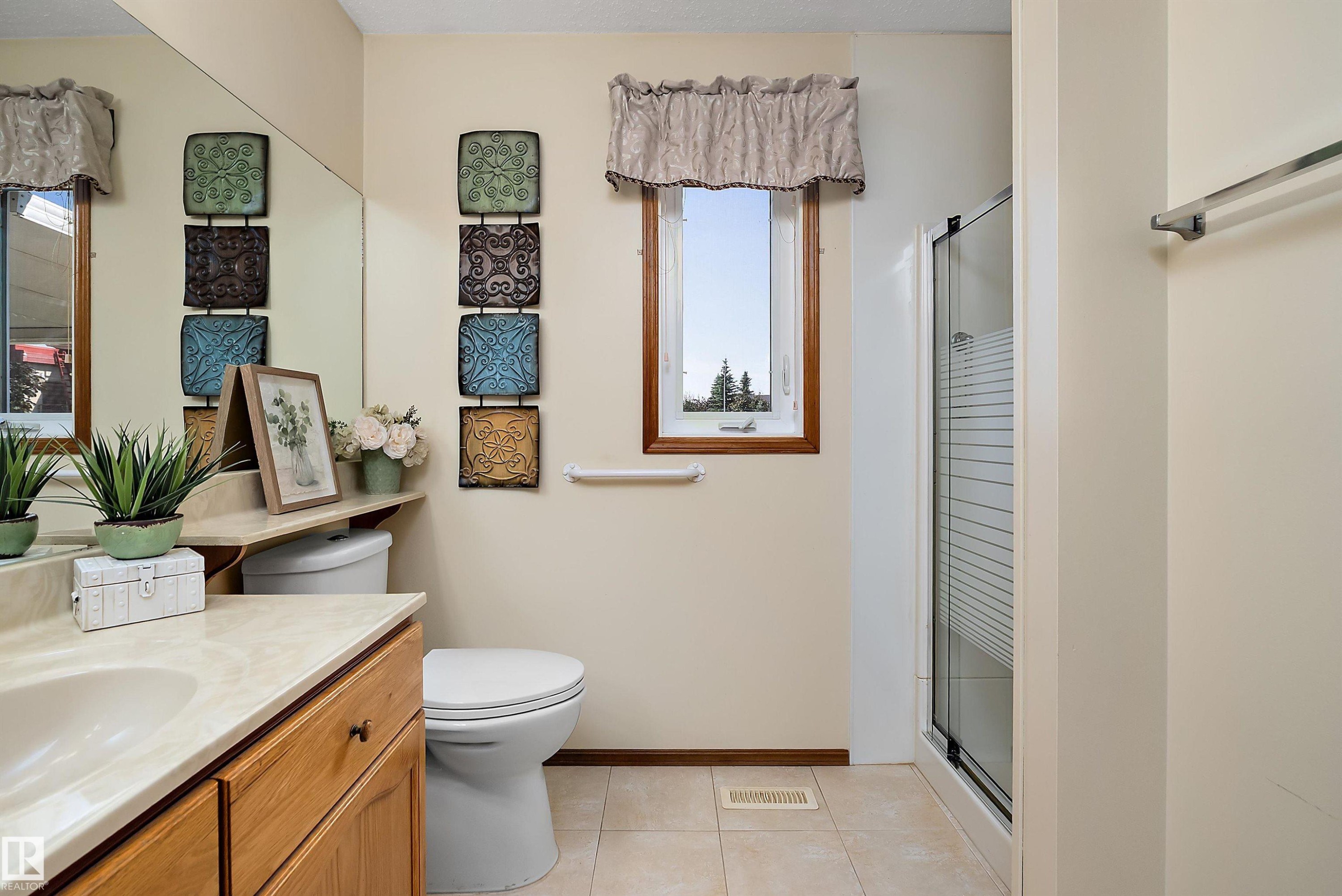 4823 32 Avenue Nw, Edmonton, AB - Indoor Photo Showing Bathroom