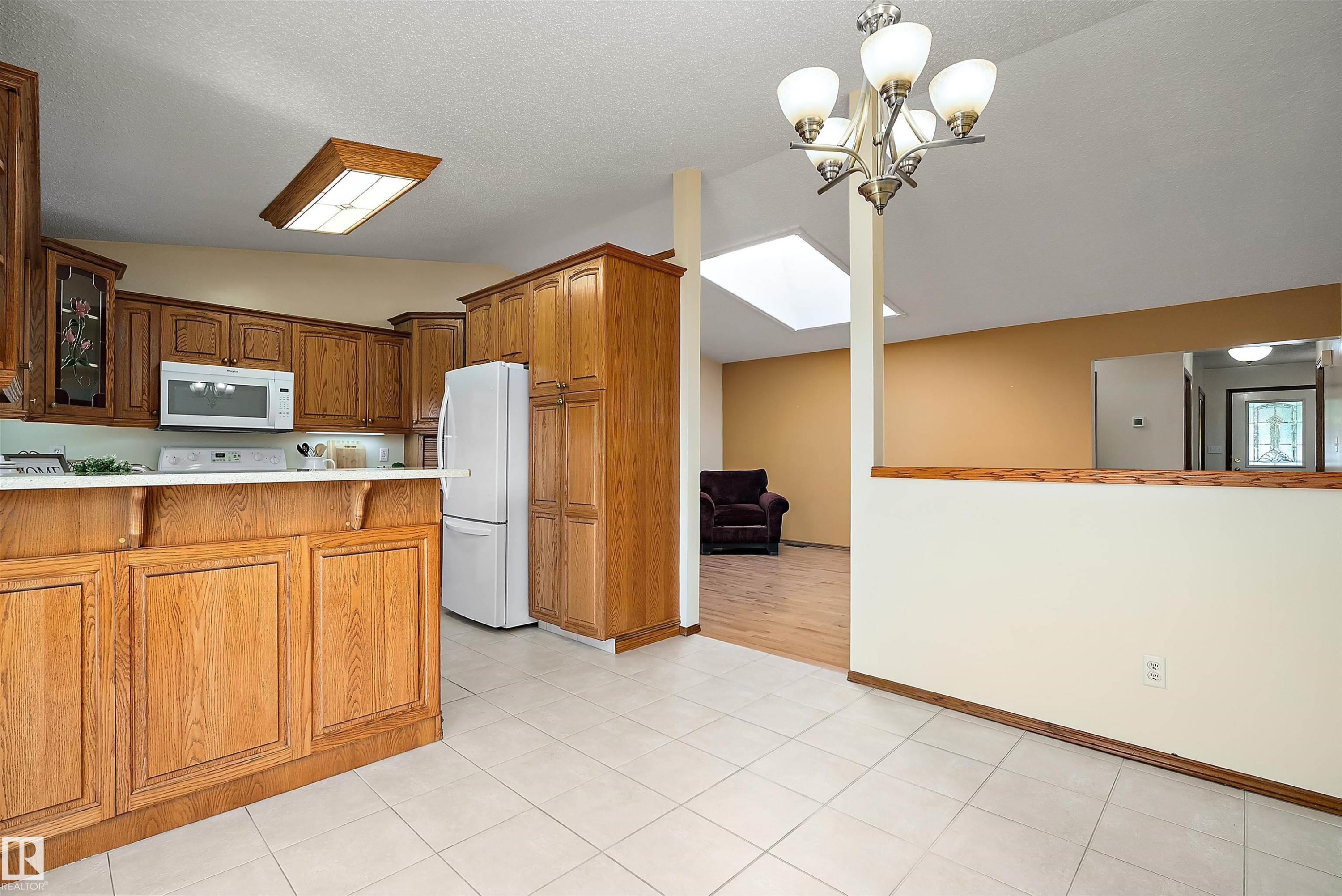 4823 32 Avenue Nw, Edmonton, AB - Indoor Photo Showing Kitchen