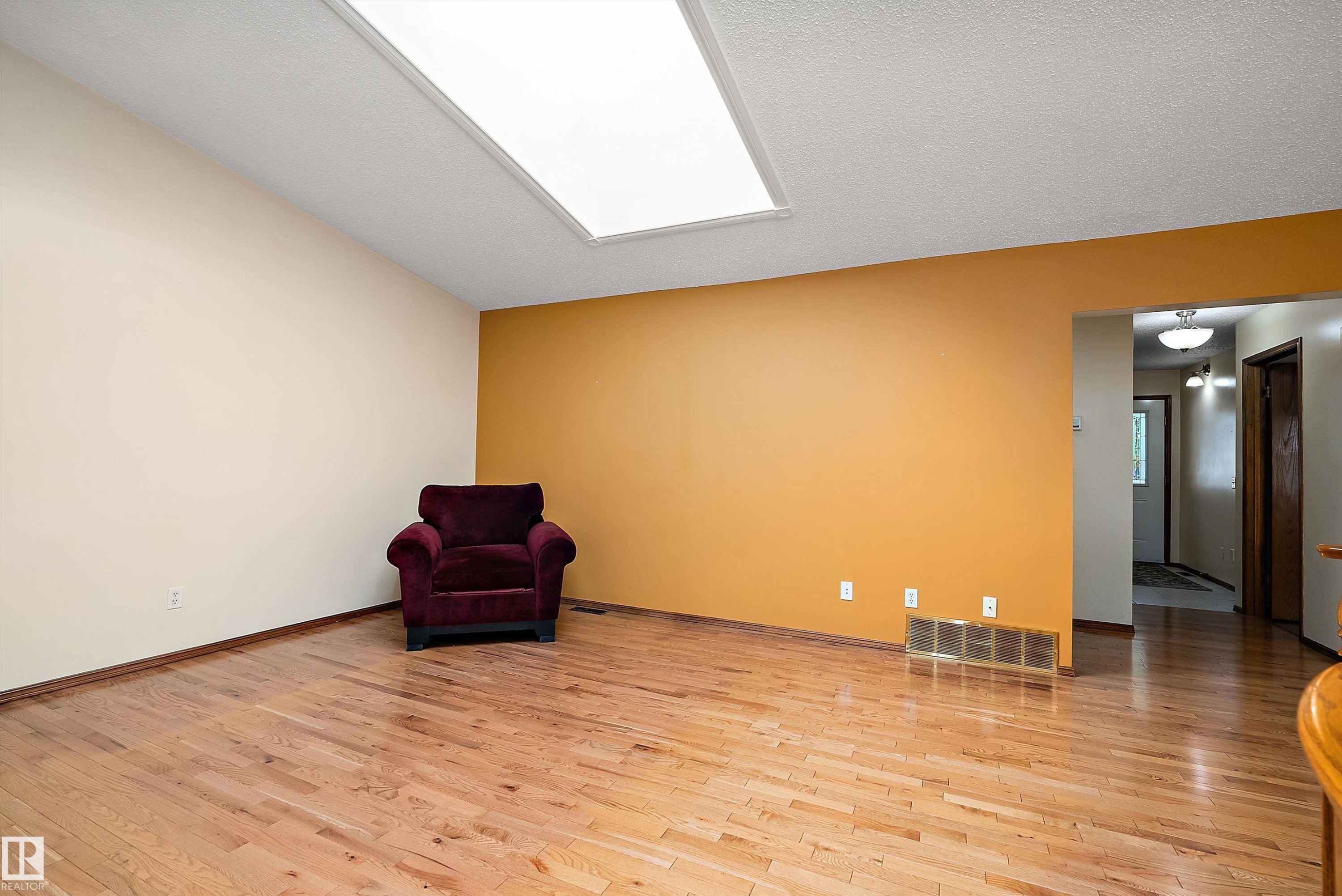 4823 32 Avenue Nw, Edmonton, AB - Indoor Photo Showing Other Room