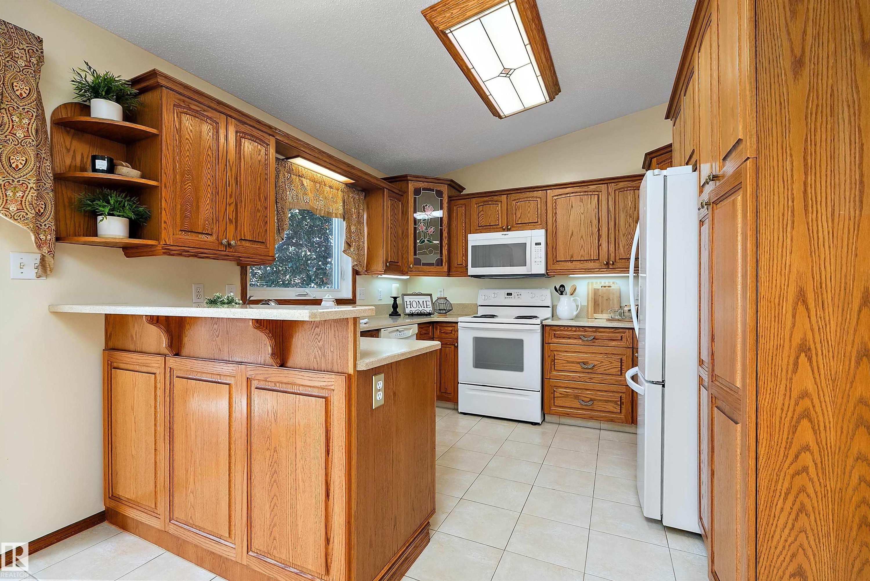4823 32 Avenue Nw, Edmonton, AB - Indoor Photo Showing Kitchen