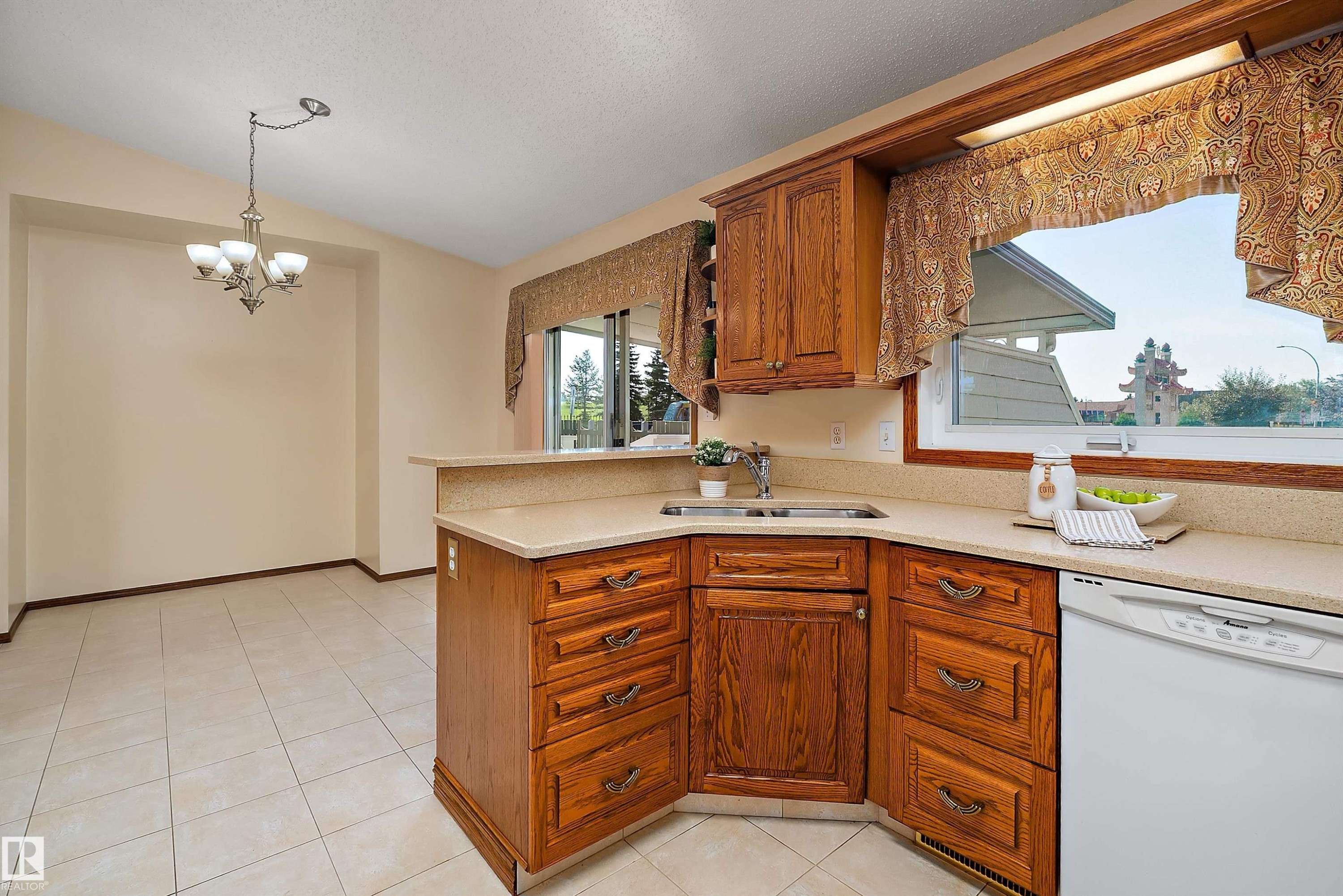 4823 32 Avenue Nw, Edmonton, AB - Indoor Photo Showing Kitchen With Double Sink