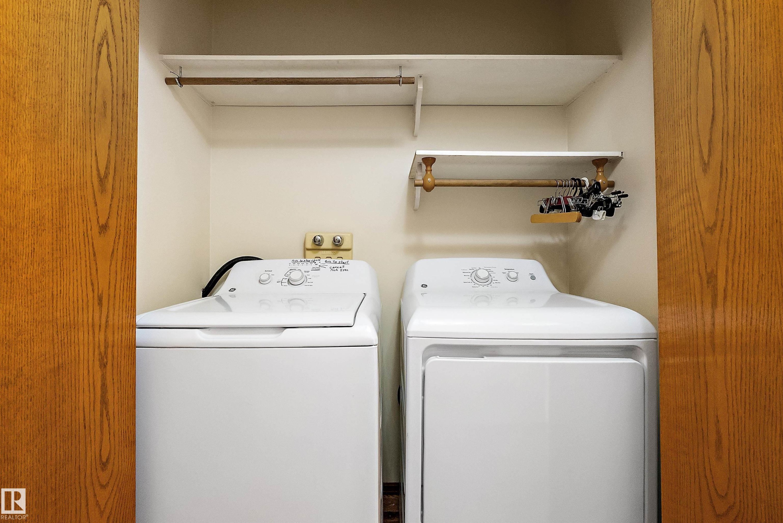 4823 32 Avenue Nw, Edmonton, AB - Indoor Photo Showing Laundry Room