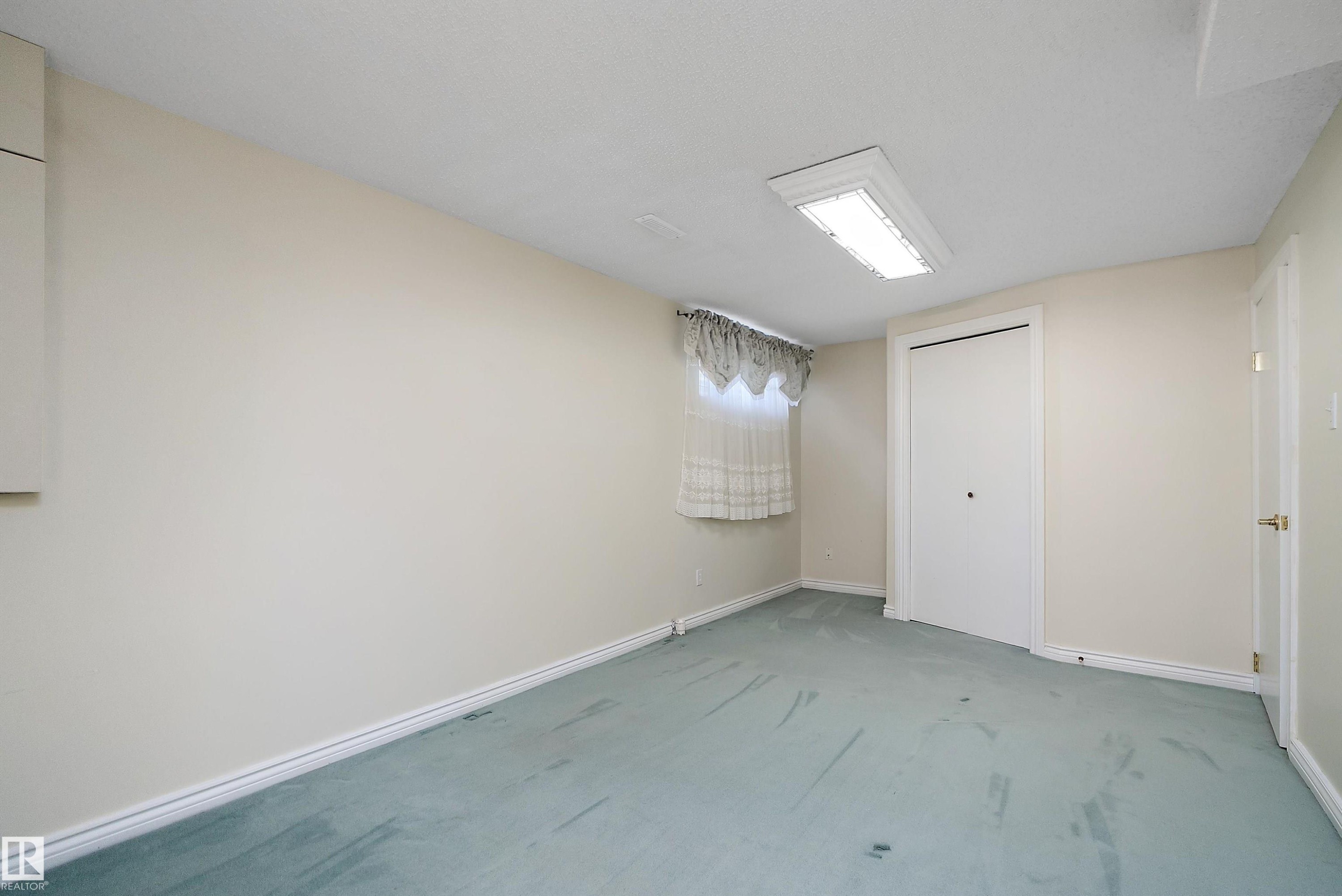 4823 32 Avenue Nw, Edmonton, AB - Indoor Photo Showing Other Room
