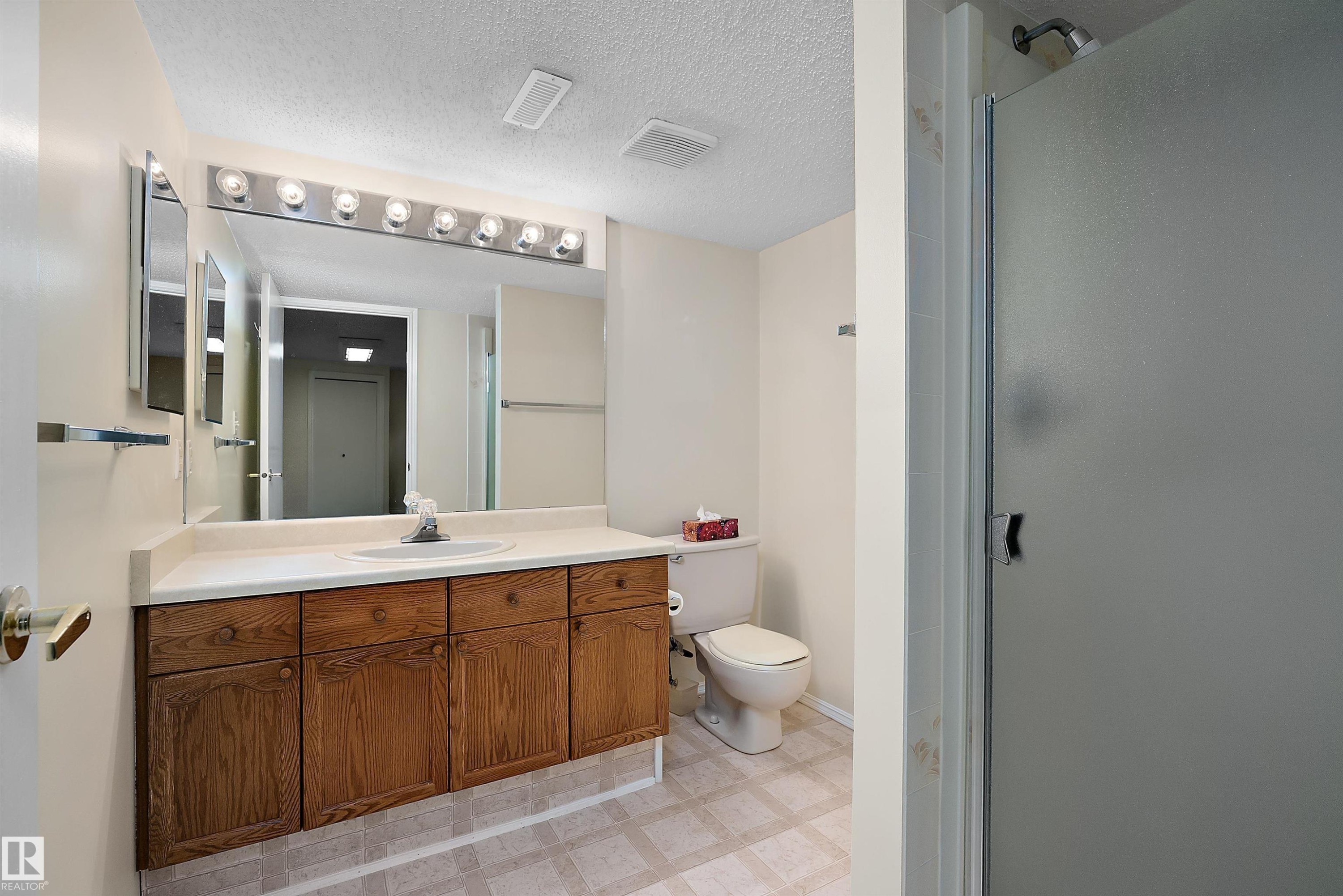 4823 32 Avenue Nw, Edmonton, AB - Indoor Photo Showing Bathroom