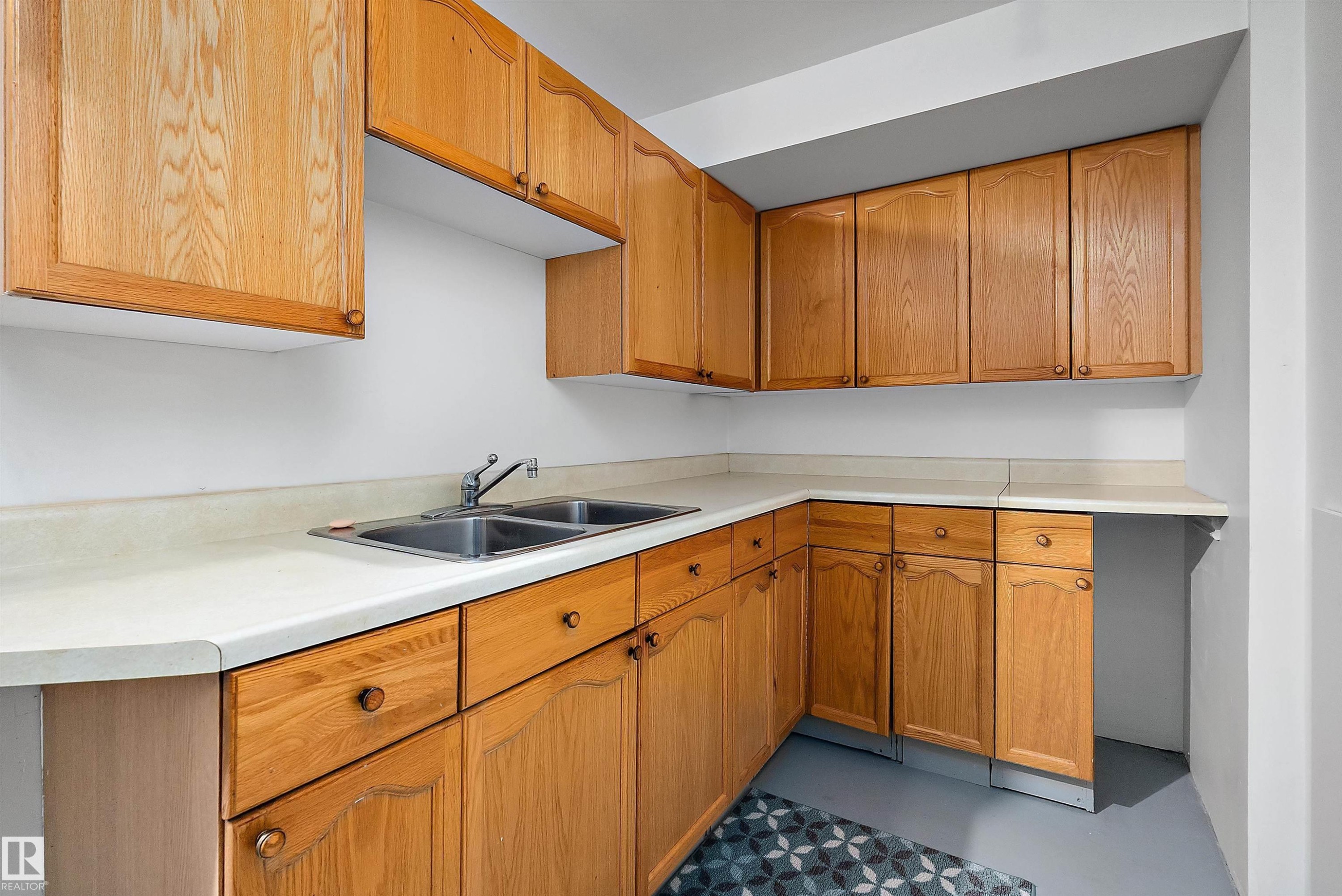 4823 32 Avenue Nw, Edmonton, AB - Indoor Photo Showing Kitchen With Double Sink