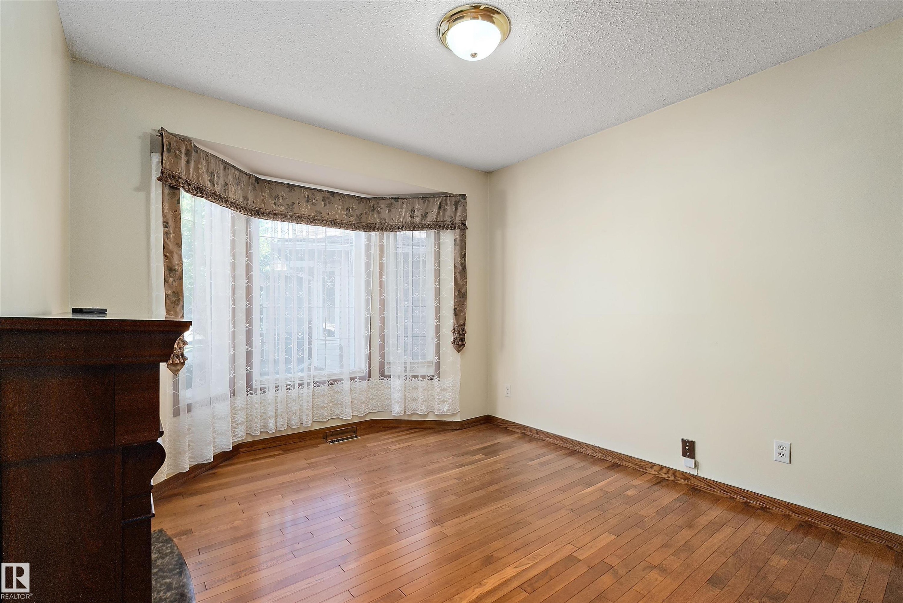 4823 32 Avenue Nw, Edmonton, AB - Indoor Photo Showing Other Room