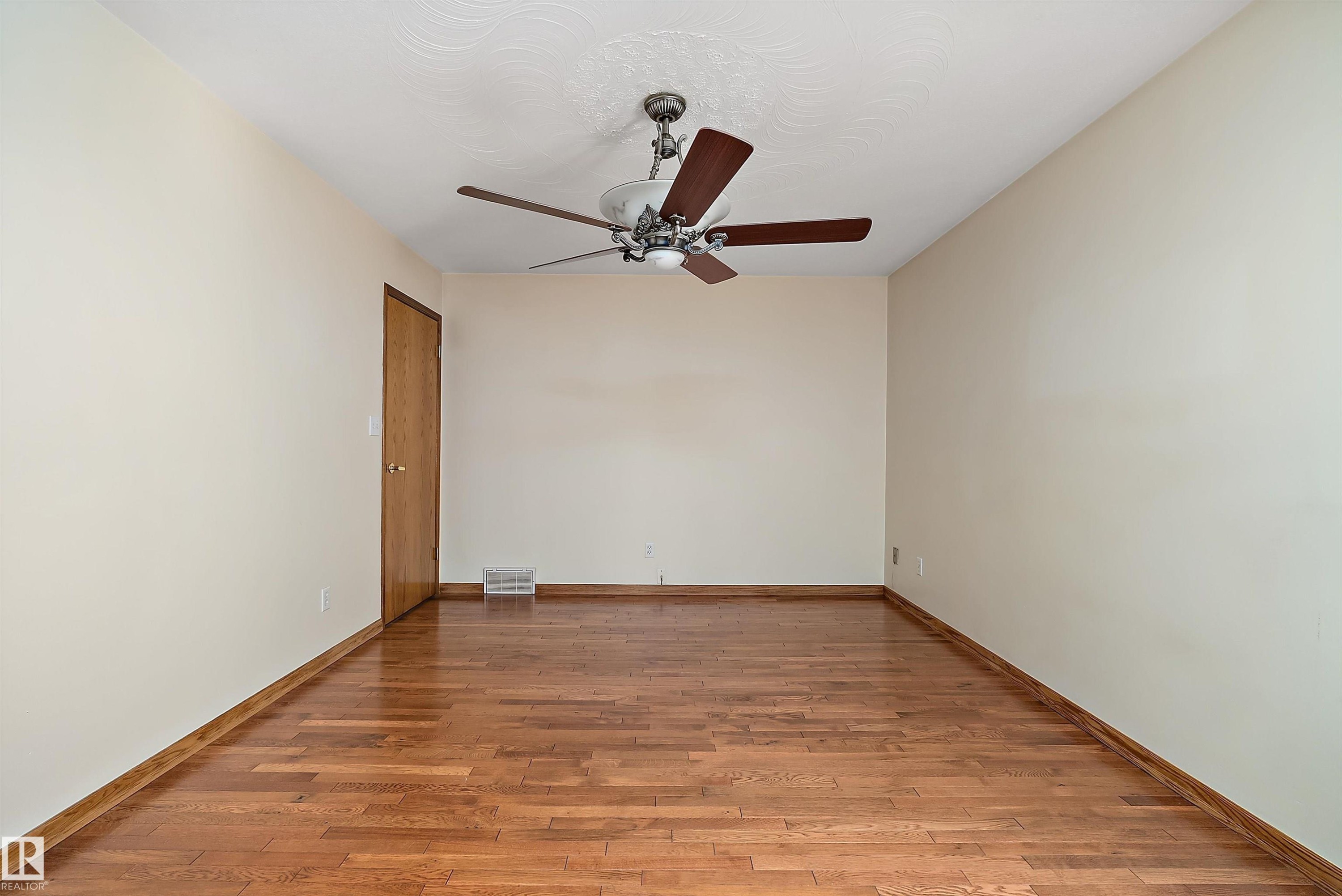 4823 32 Avenue Nw, Edmonton, AB - Indoor Photo Showing Other Room