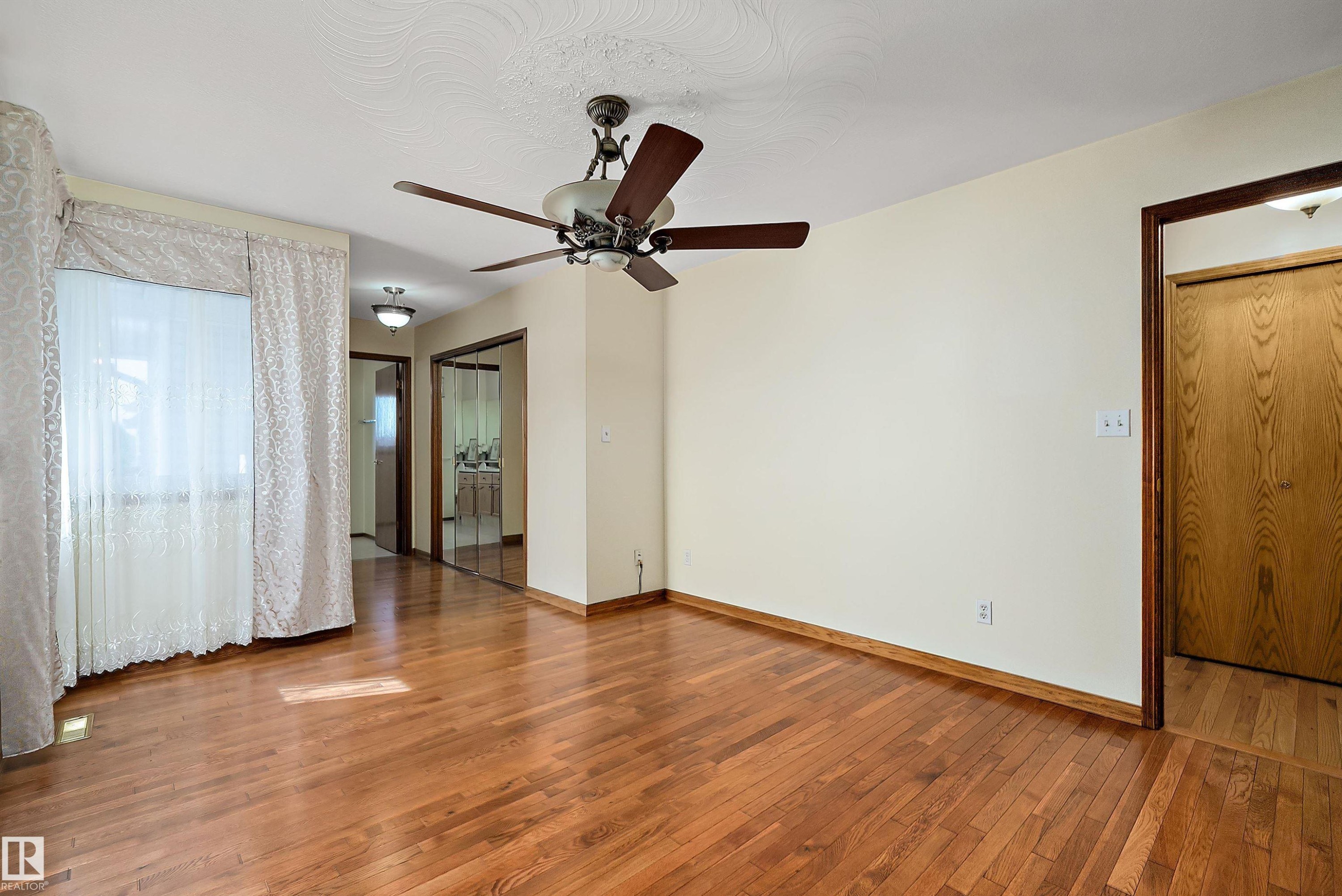 4823 32 Avenue Nw, Edmonton, AB - Indoor Photo Showing Other Room