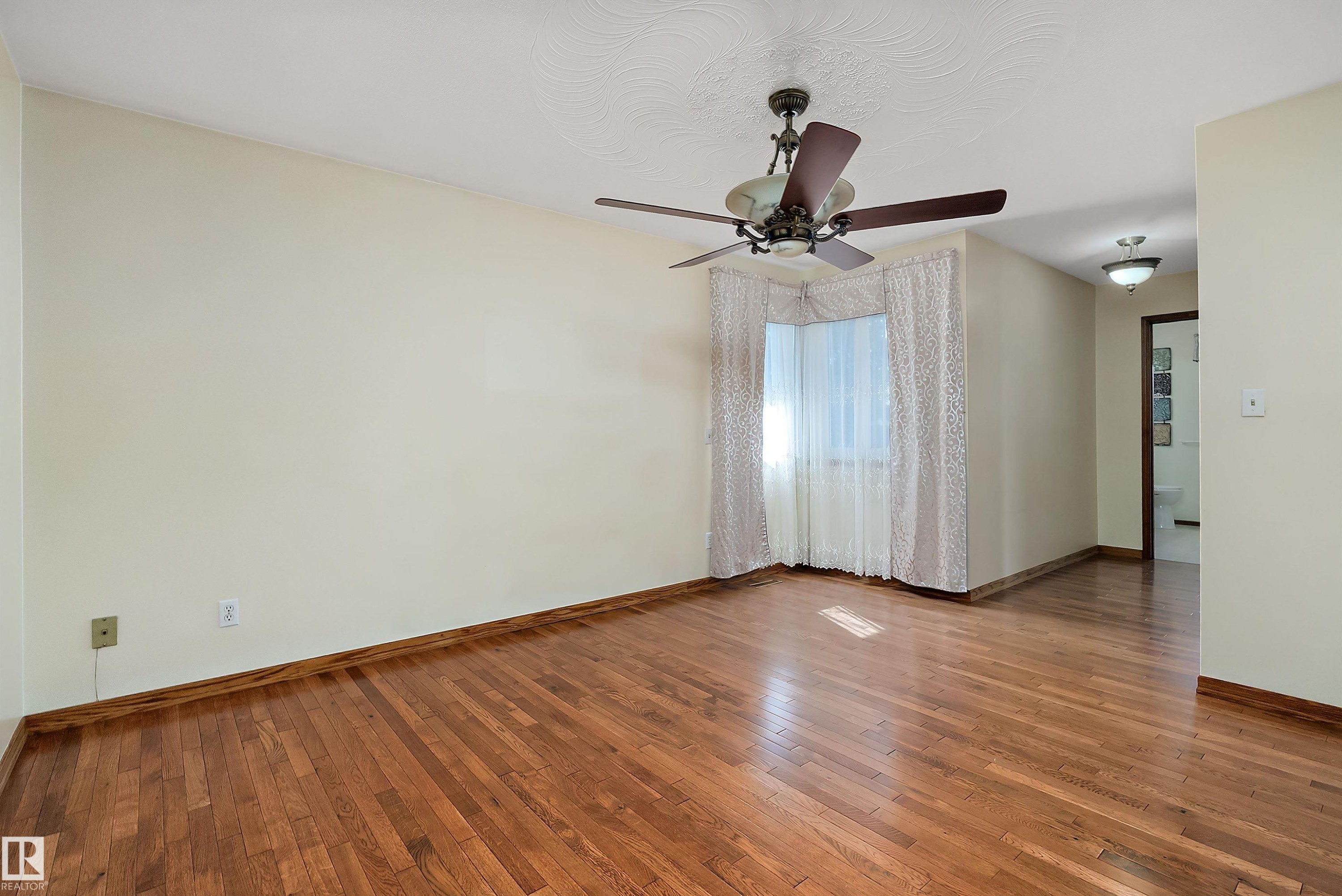 4823 32 Avenue Nw, Edmonton, AB - Indoor Photo Showing Other Room