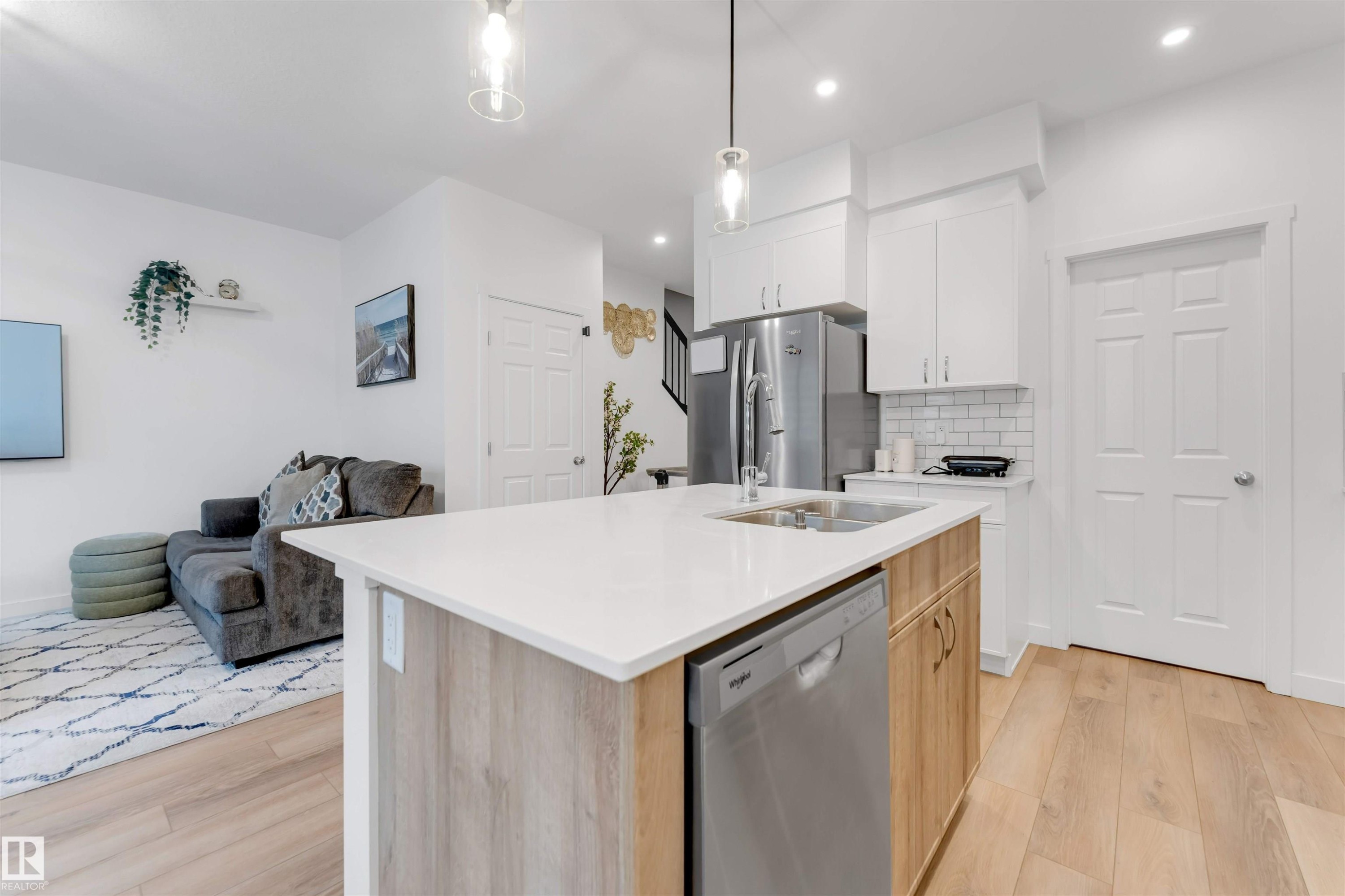 1647 13 Street Nw, Edmonton, AB - Indoor Photo Showing Kitchen With Double Sink