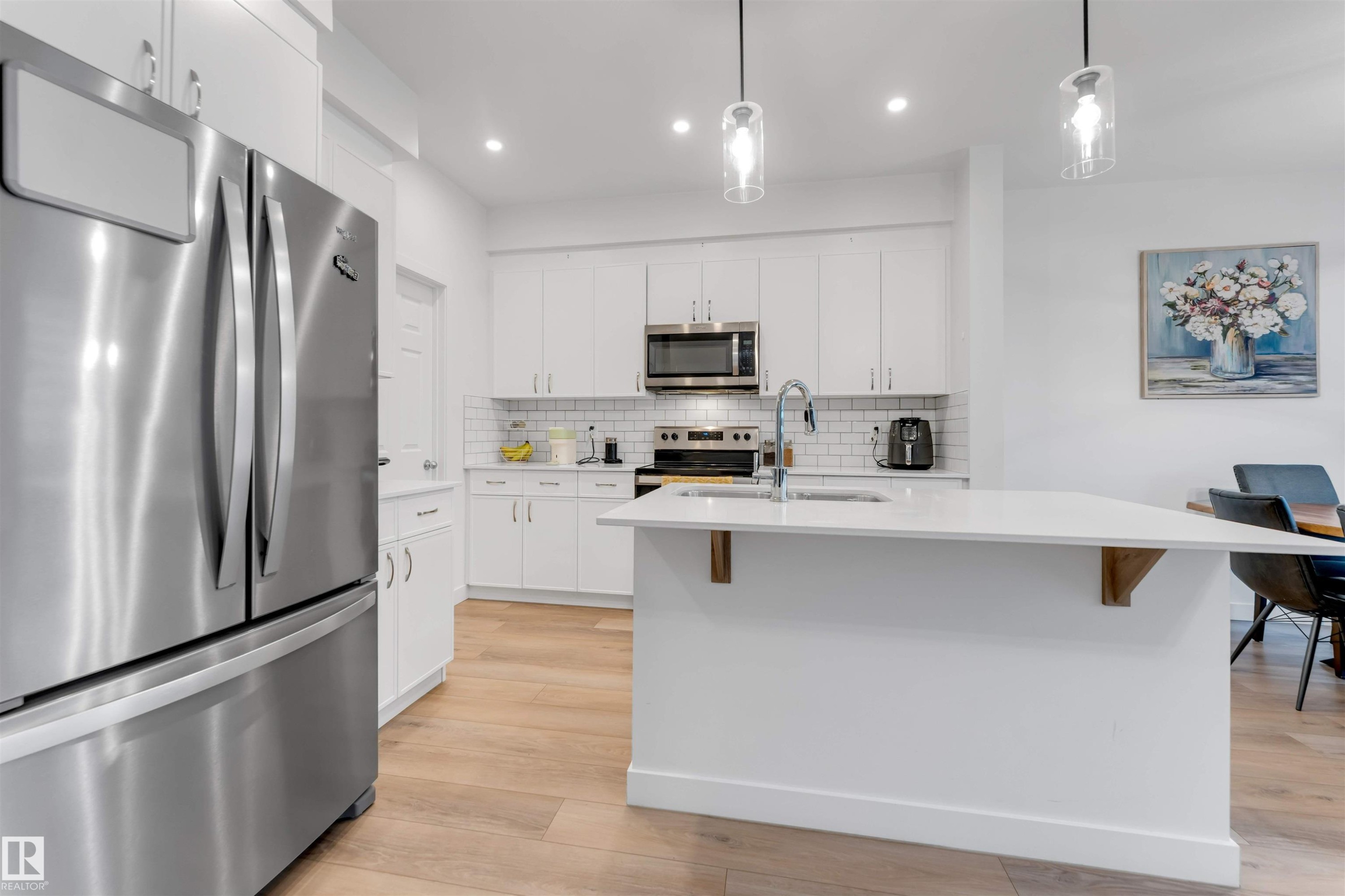 1647 13 Street Nw, Edmonton, AB - Indoor Photo Showing Kitchen With Upgraded Kitchen