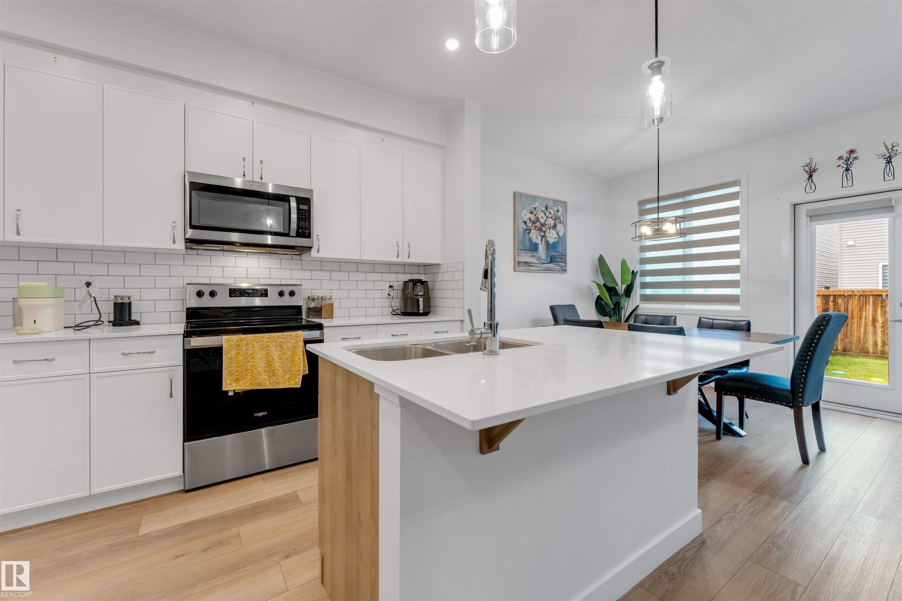 1647 13 Street Nw, Edmonton, AB - Indoor Photo Showing Kitchen With Upgraded Kitchen