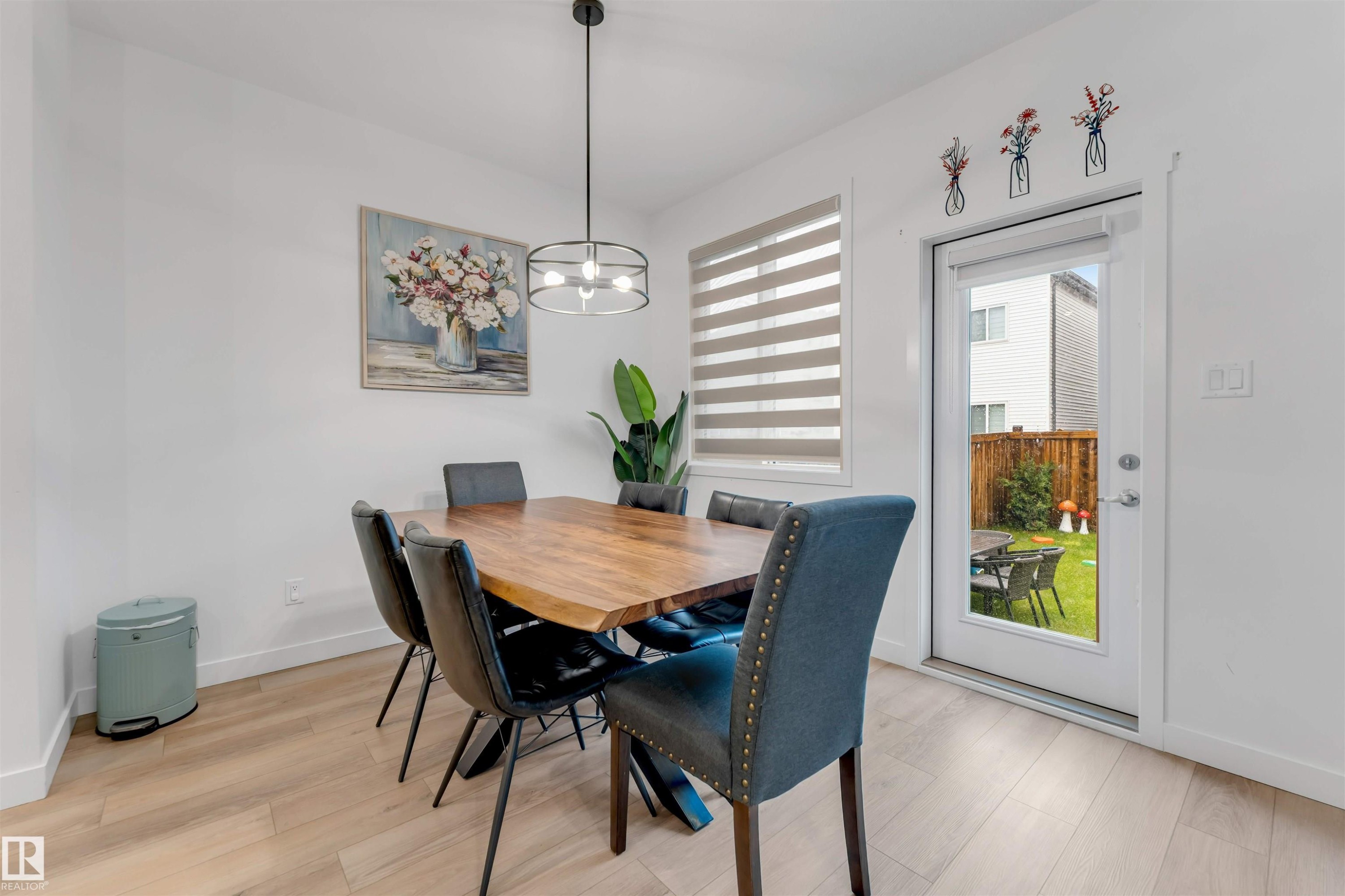 1647 13 Street Nw, Edmonton, AB - Indoor Photo Showing Dining Room