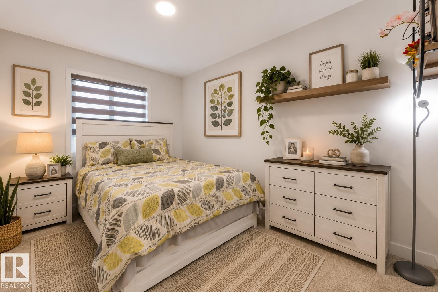 1647 13 Street Nw, Edmonton, AB - Indoor Photo Showing Bedroom