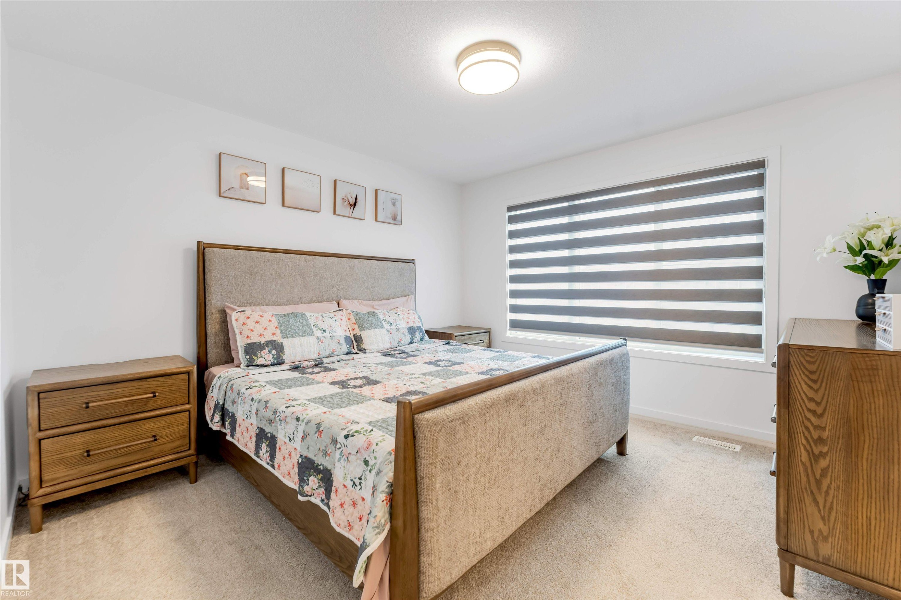 1647 13 Street Nw, Edmonton, AB - Indoor Photo Showing Bedroom