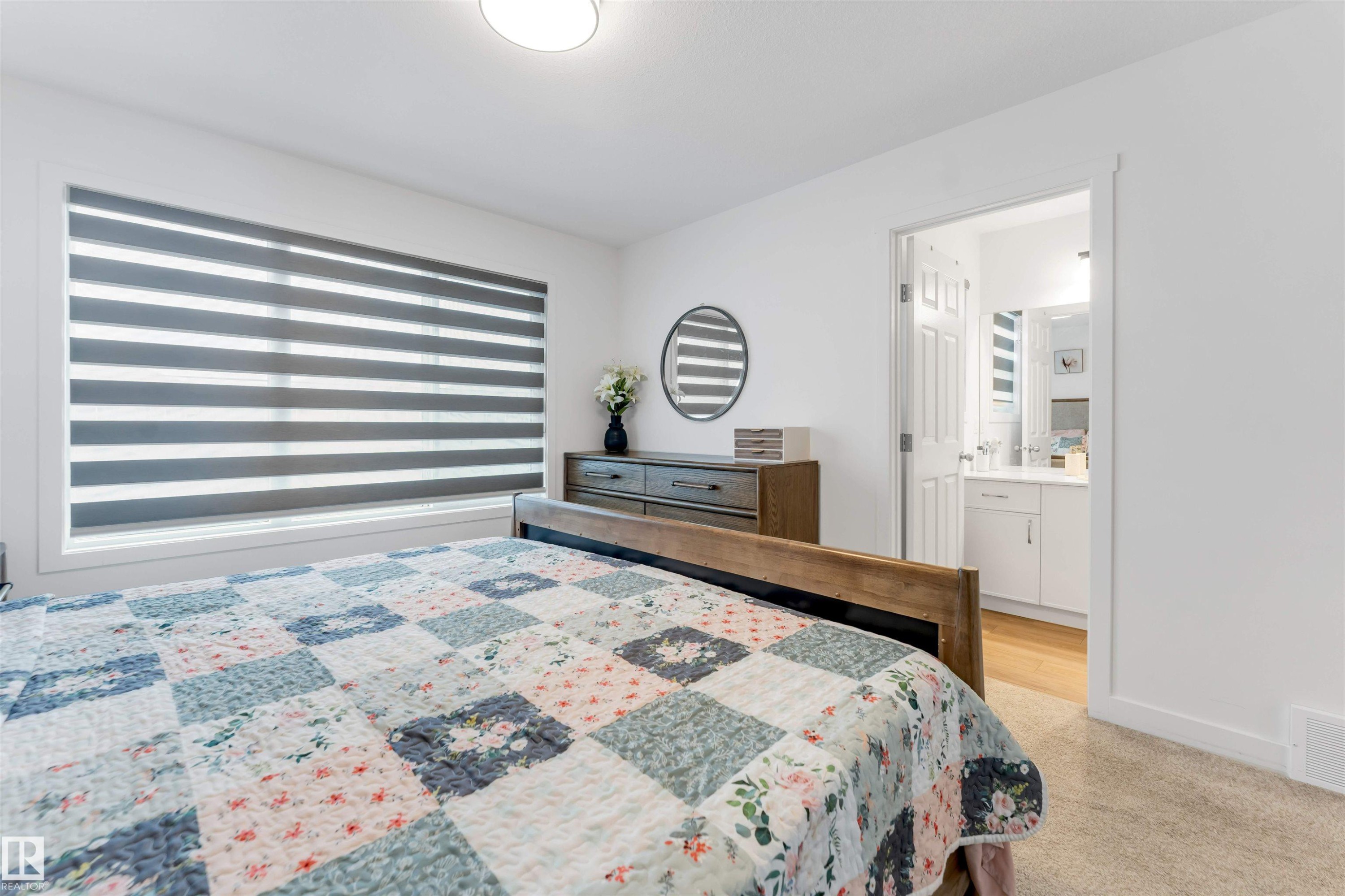 1647 13 Street Nw, Edmonton, AB - Indoor Photo Showing Bedroom