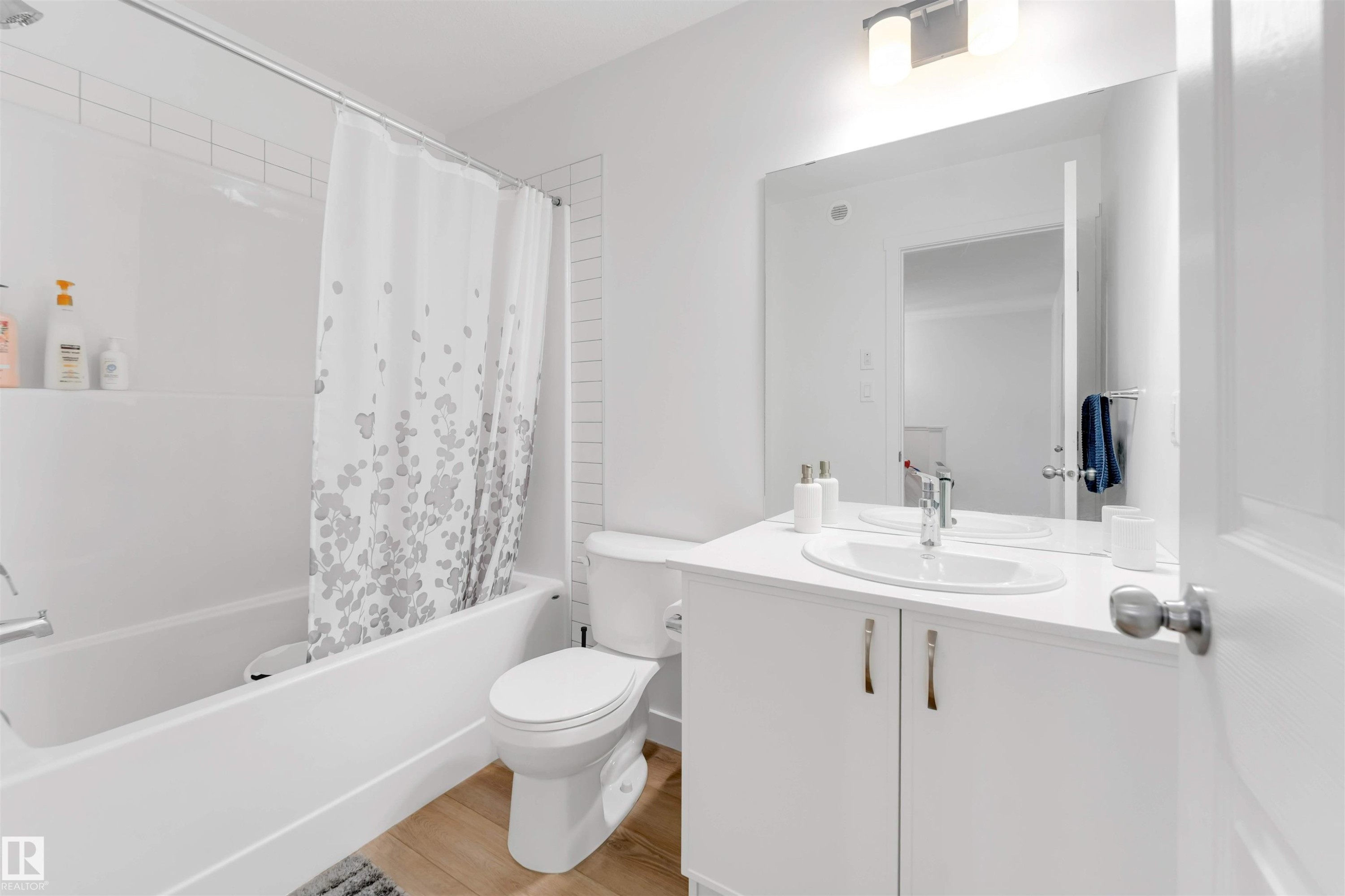 1647 13 Street Nw, Edmonton, AB - Indoor Photo Showing Bathroom
