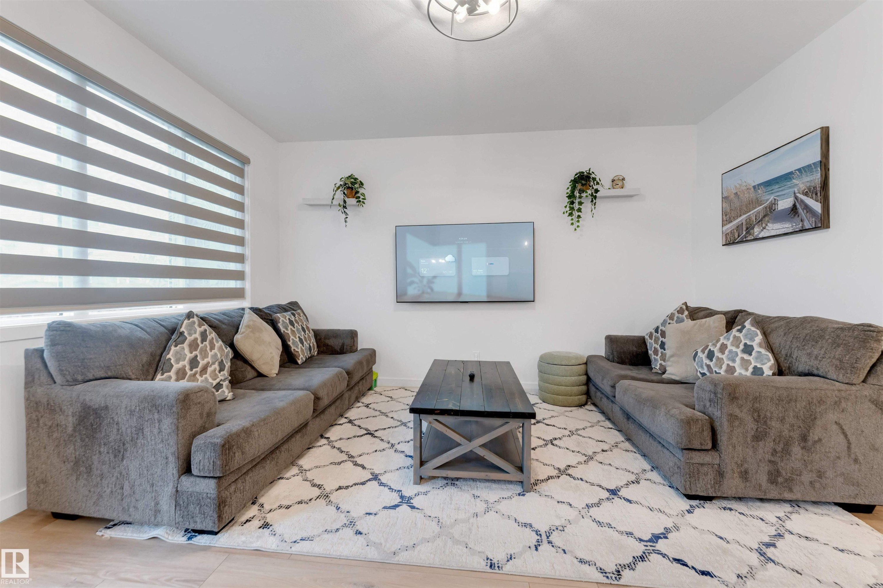 1647 13 Street Nw, Edmonton, AB - Indoor Photo Showing Living Room