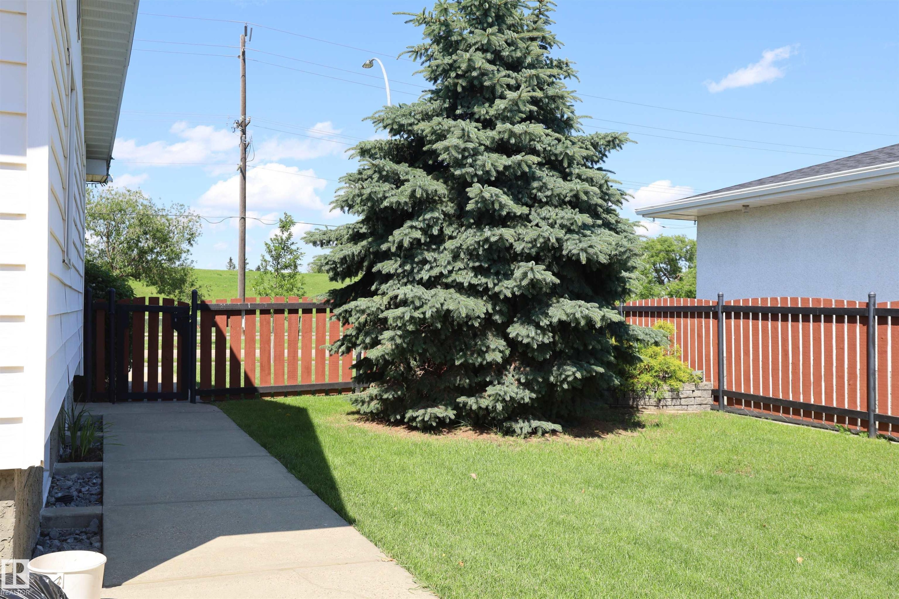 10715 132 Avenue Nw, Edmonton, AB - Outdoor