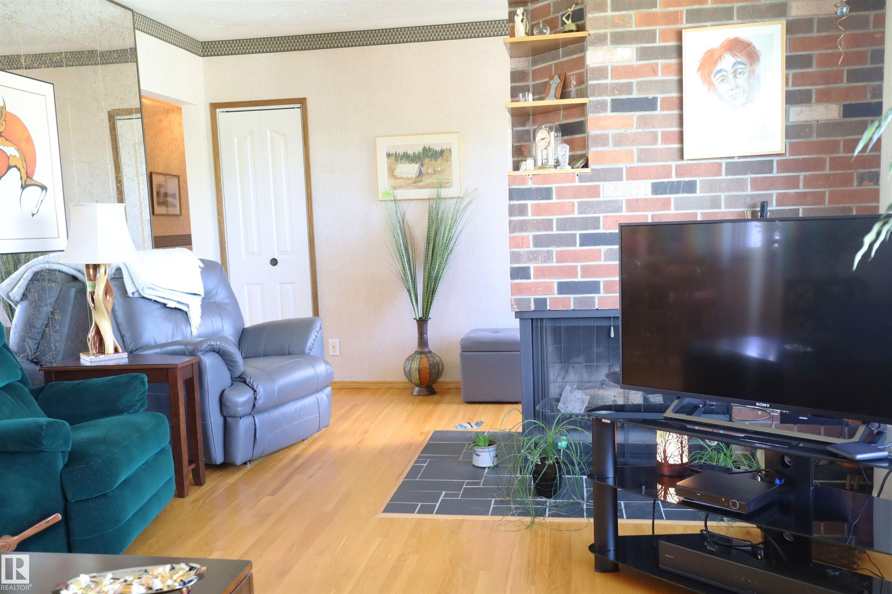 10715 132 Avenue Nw, Edmonton, AB - Indoor Photo Showing Living Room