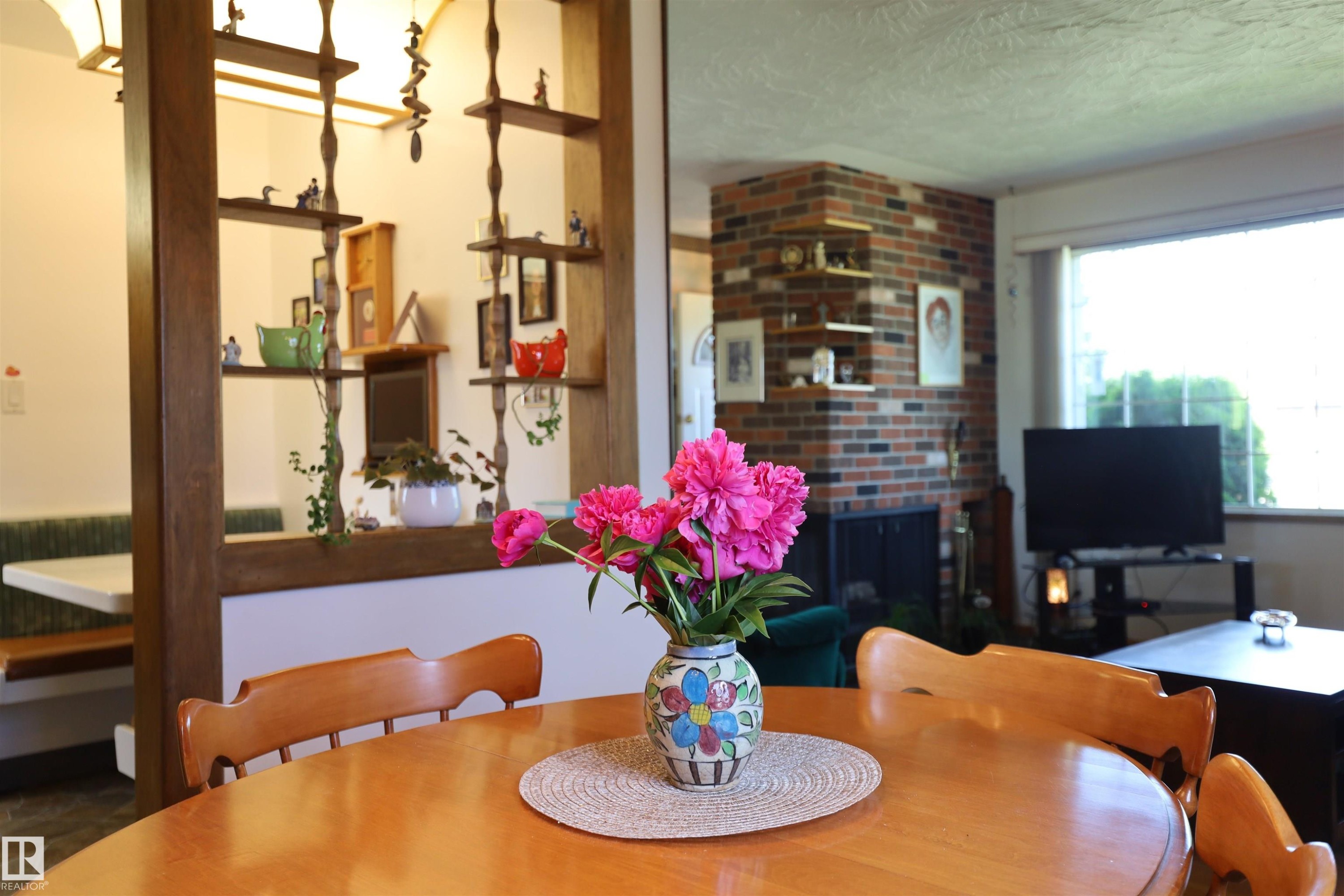 10715 132 Avenue Nw, Edmonton, AB - Indoor Photo Showing Dining Room