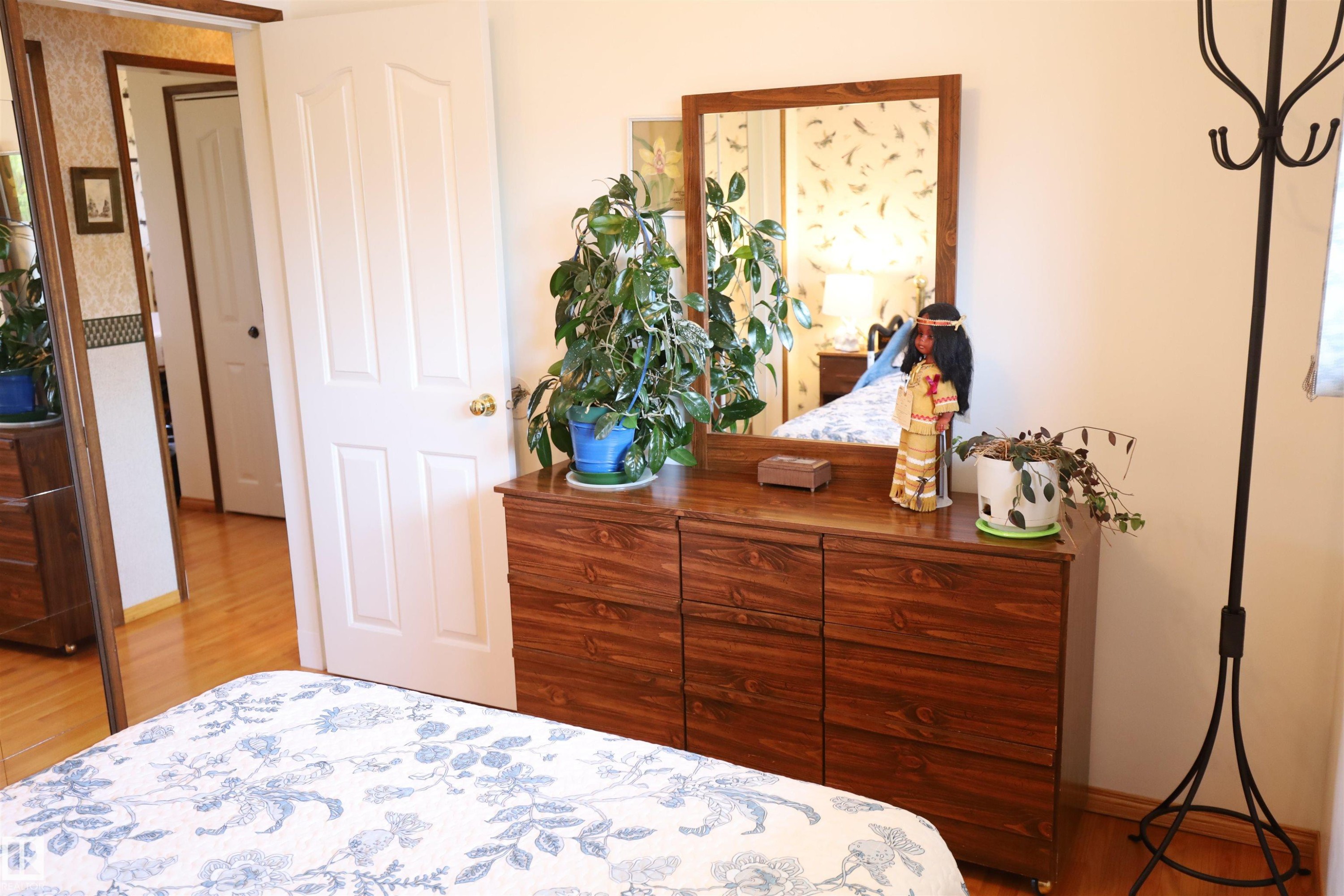 10715 132 Avenue Nw, Edmonton, AB - Indoor Photo Showing Bedroom