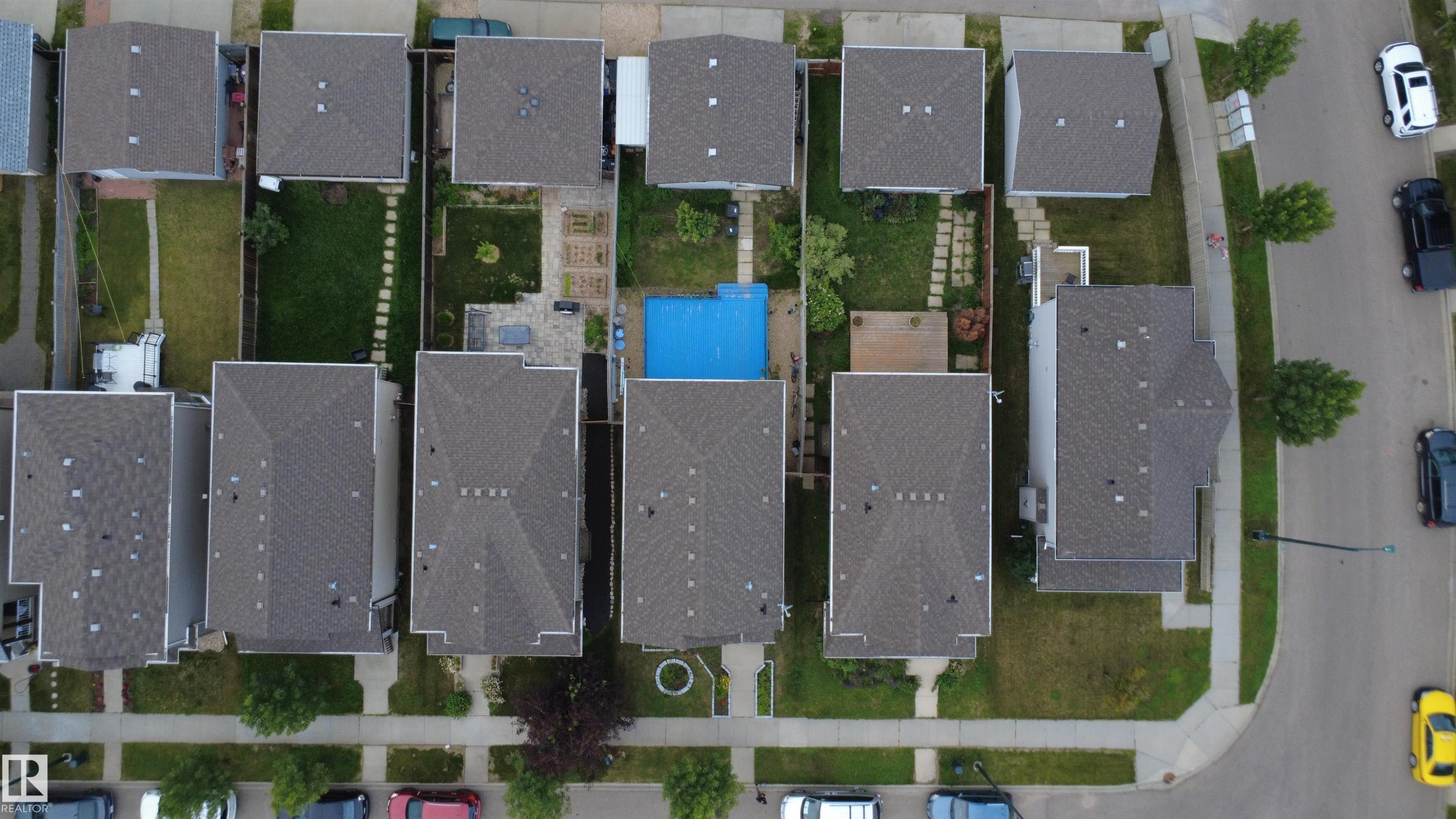 A residential block featuring multiple properties with uniform gray shingle roofs - 1528 35 Avenue Nw, Edmonton, AB -