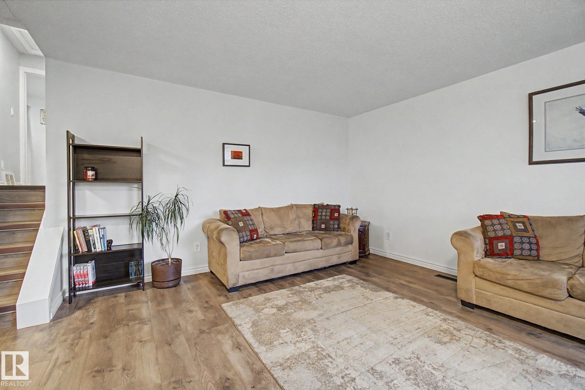 3706 41 Avenue Nw, Edmonton, AB - Indoor Photo Showing Living Room