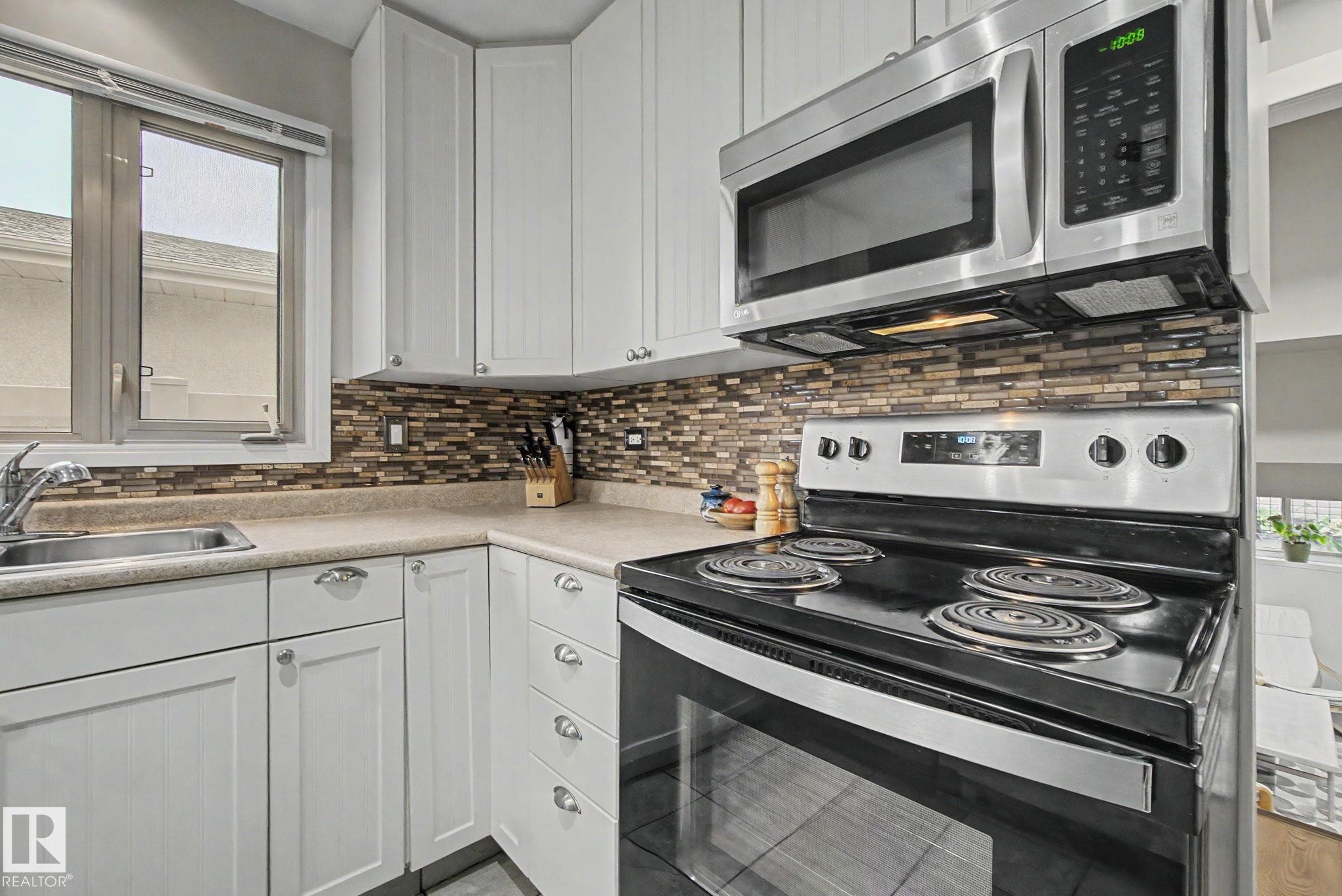 3706 41 Avenue Nw, Edmonton, AB - Indoor Photo Showing Kitchen
