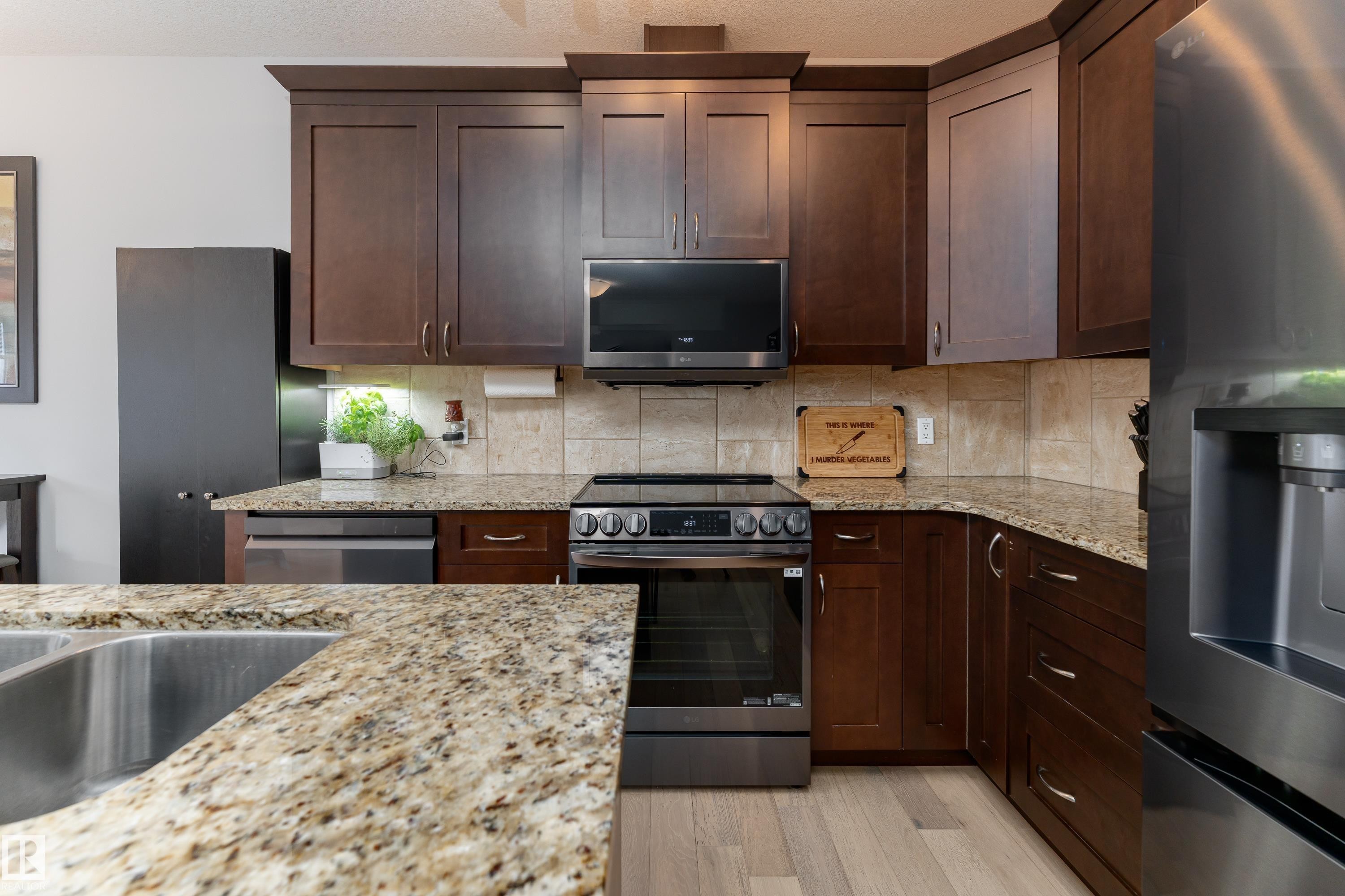 16805 55 Street Nw, Edmonton, AB - Indoor Photo Showing Kitchen