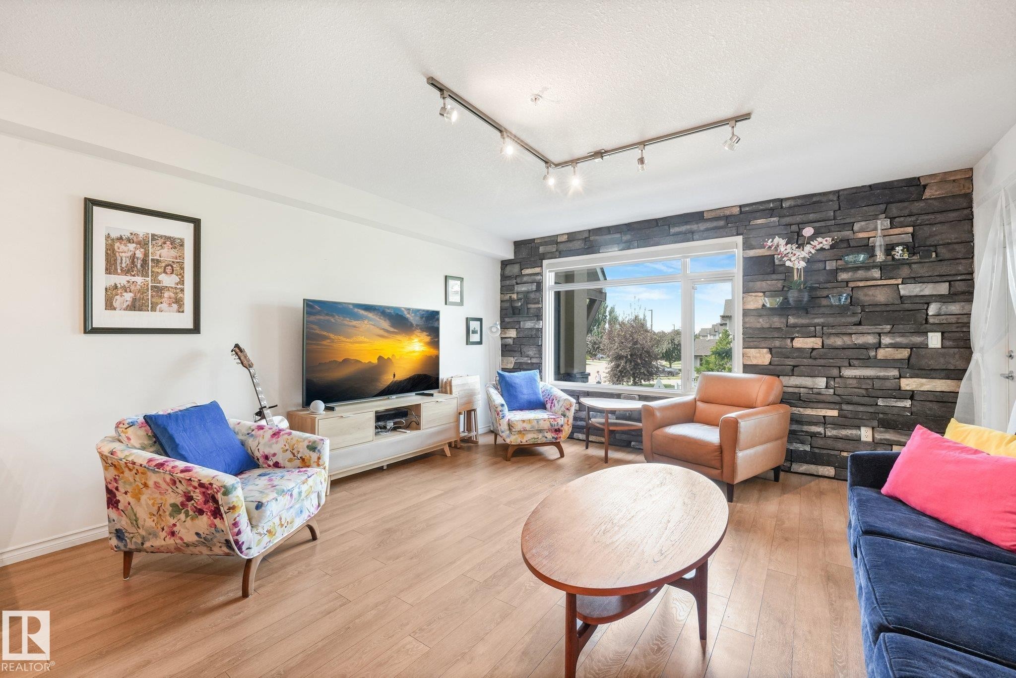 #209 1589 Glastonbury Bv Nw, Edmonton, AB - Indoor Photo Showing Living Room