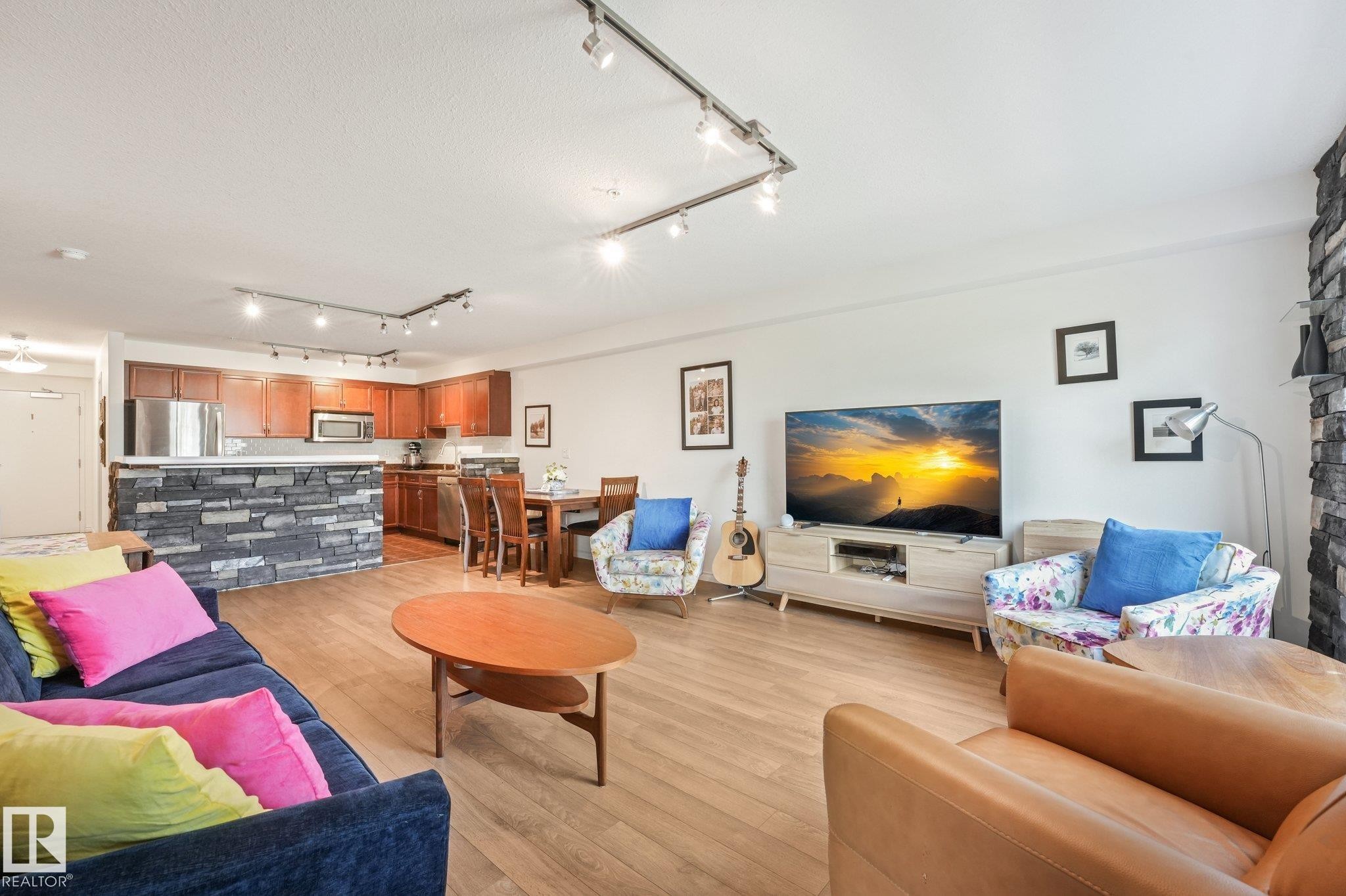 #209 1589 Glastonbury Bv Nw, Edmonton, AB - Indoor Photo Showing Living Room