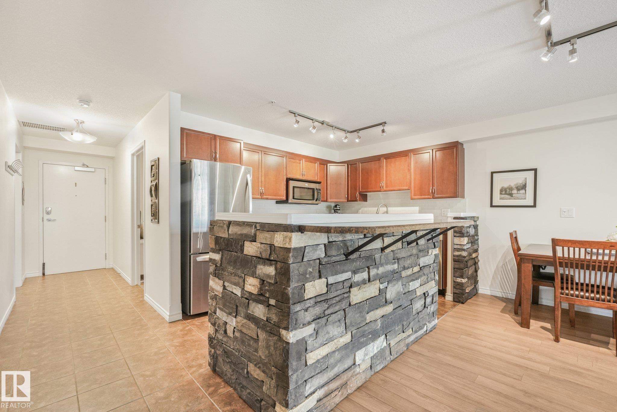 #209 1589 Glastonbury Bv Nw, Edmonton, AB - Indoor Photo Showing Kitchen
