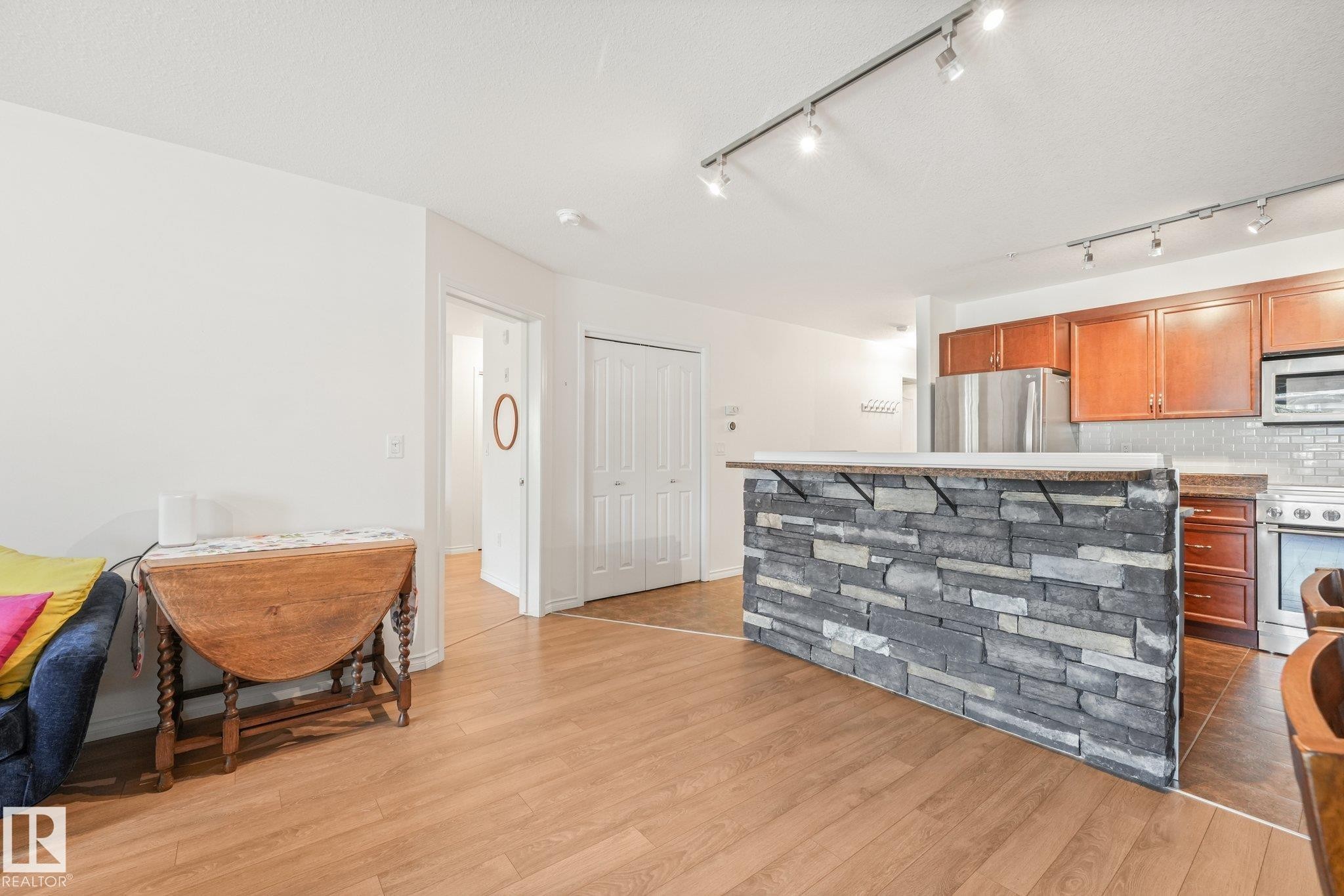 #209 1589 Glastonbury Bv Nw, Edmonton, AB - Indoor Photo Showing Kitchen