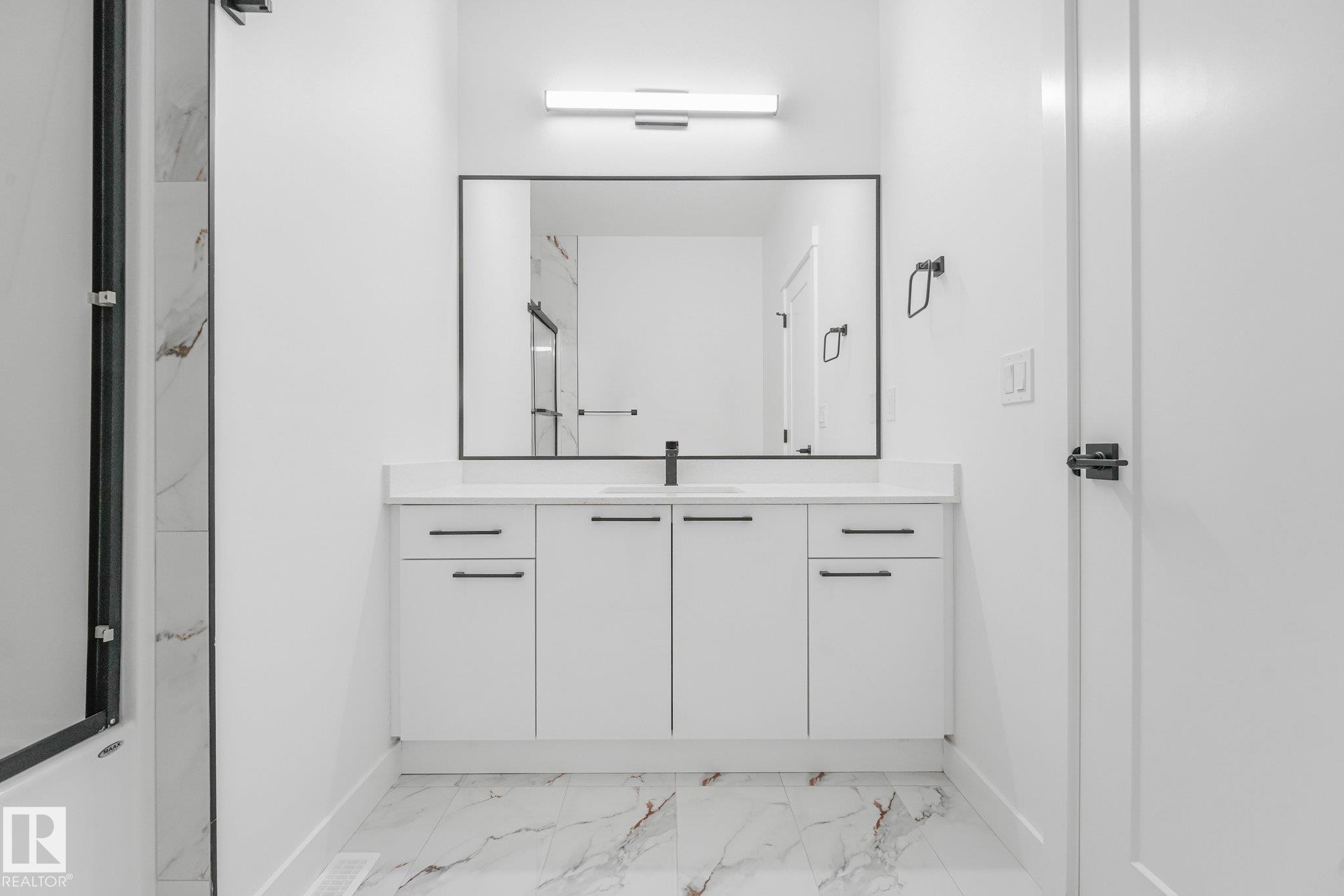 11307 46 Avenue Nw, Edmonton, AB - Indoor