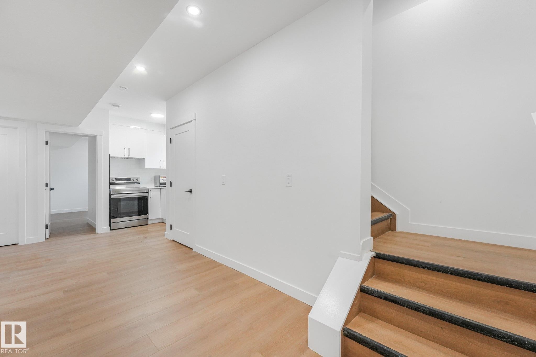 11307 46 Avenue Nw, Edmonton, AB - Indoor