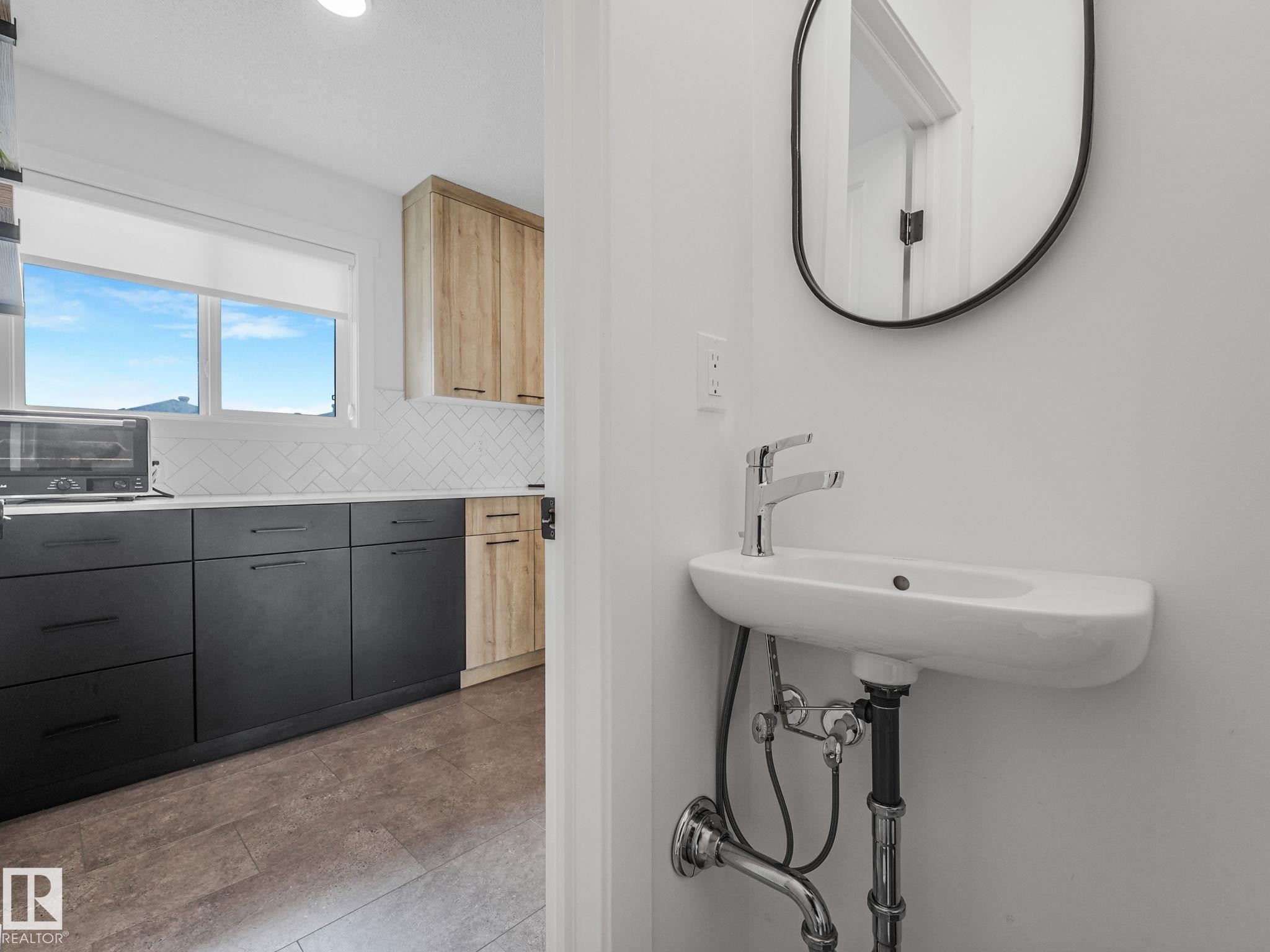 1061 Cy Becker Road Nw, Edmonton, AB - Indoor Photo Showing Bathroom