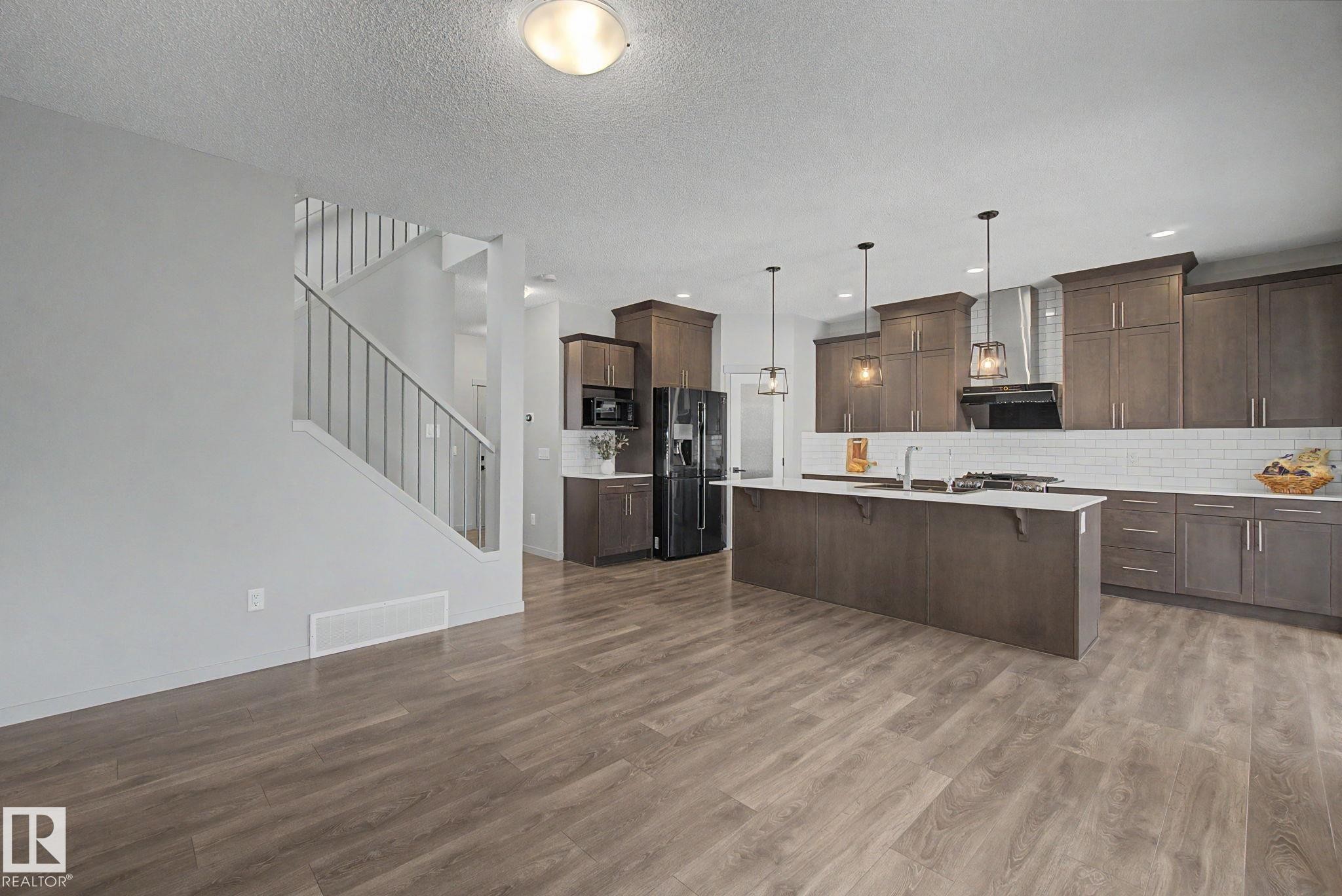 4675 Alwood Way Sw, Edmonton, AB - Indoor Photo Showing Kitchen