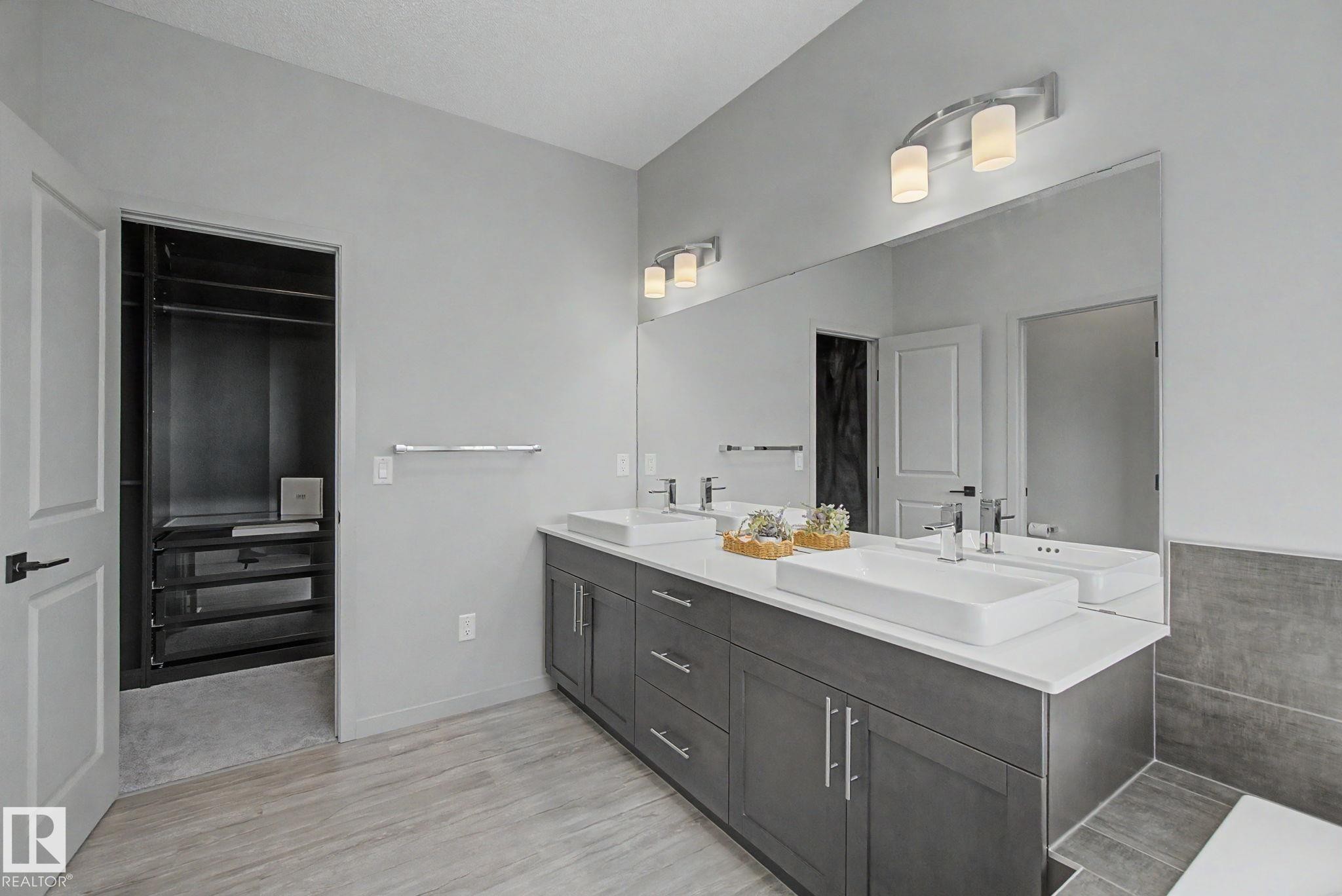 4675 Alwood Way Sw, Edmonton, AB - Indoor Photo Showing Bathroom
