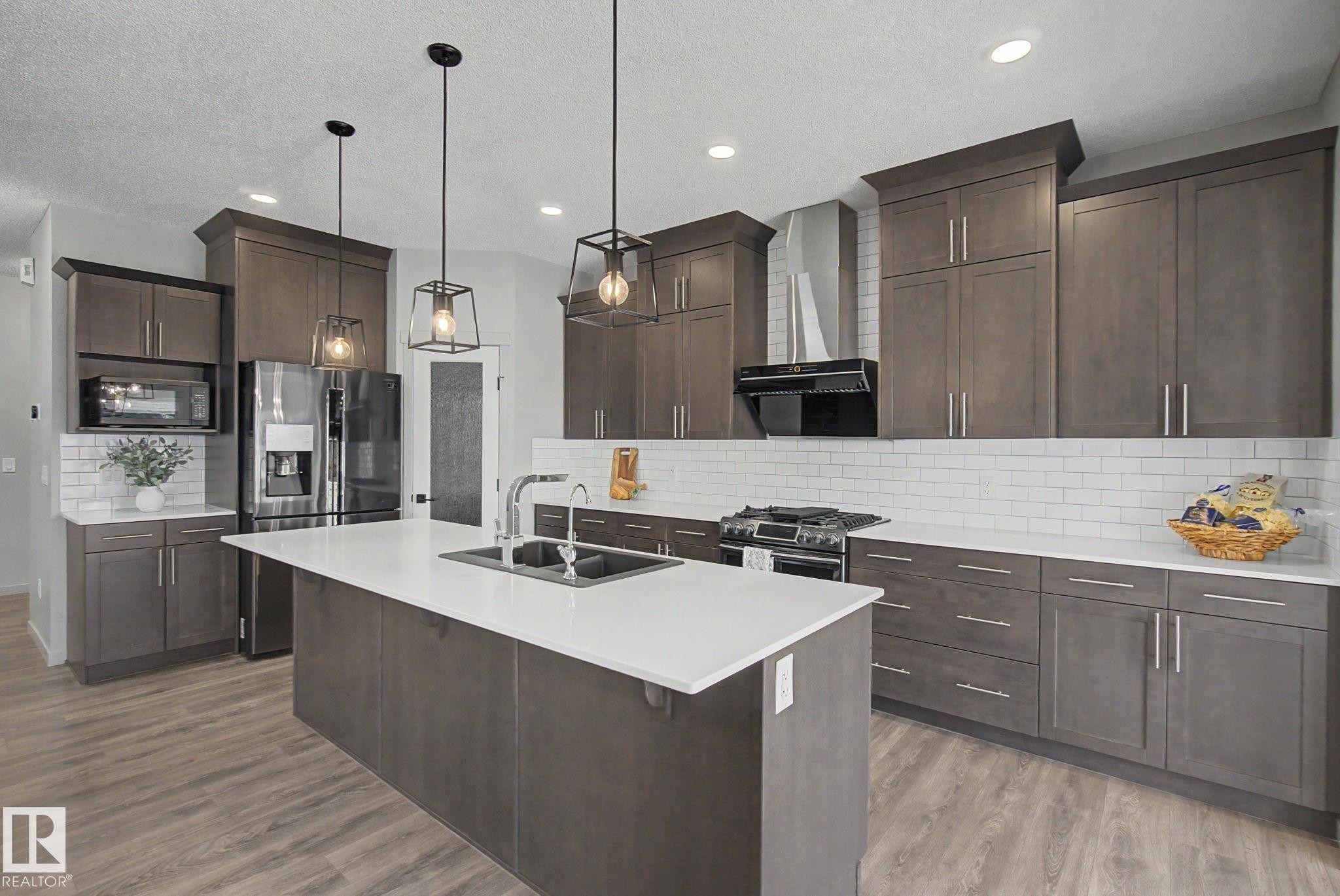 4675 Alwood Way Sw, Edmonton, AB - Indoor Photo Showing Kitchen With Upgraded Kitchen