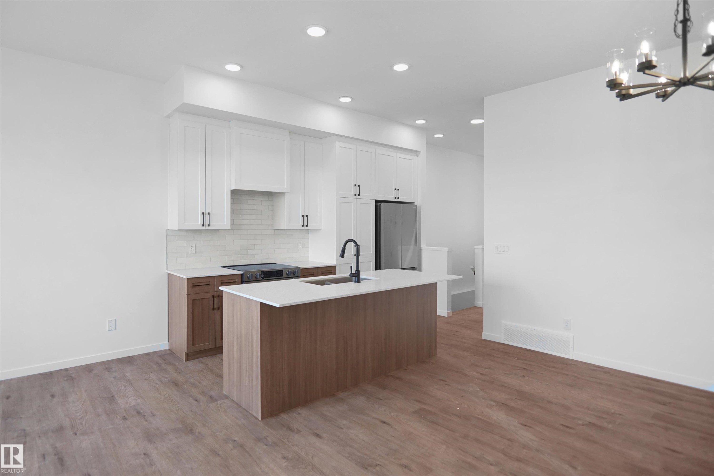 7523 Observer Lane Nw, Edmonton, AB - Indoor Photo Showing Kitchen With Upgraded Kitchen