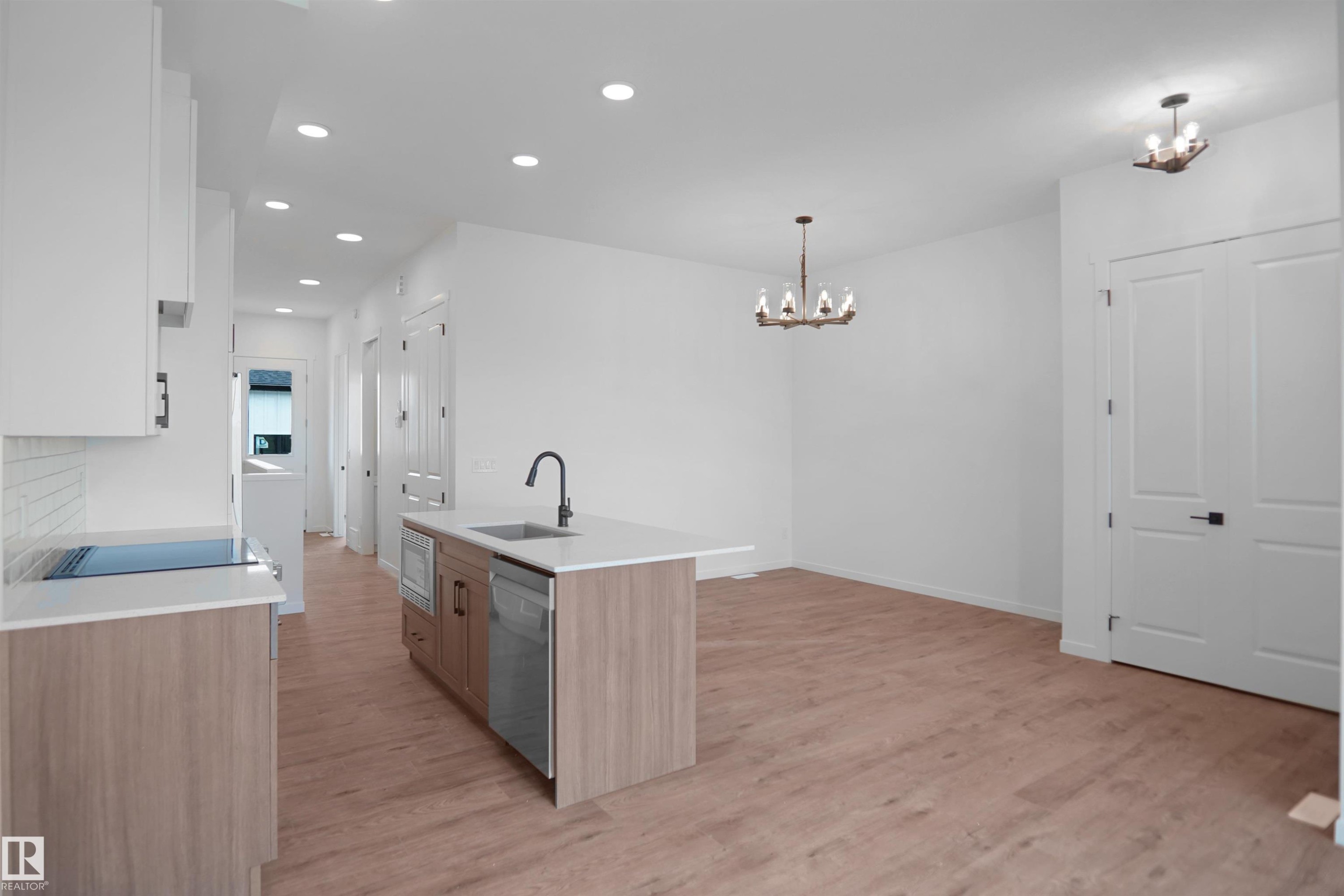 7523 Observer Lane Nw, Edmonton, AB - Indoor Photo Showing Kitchen