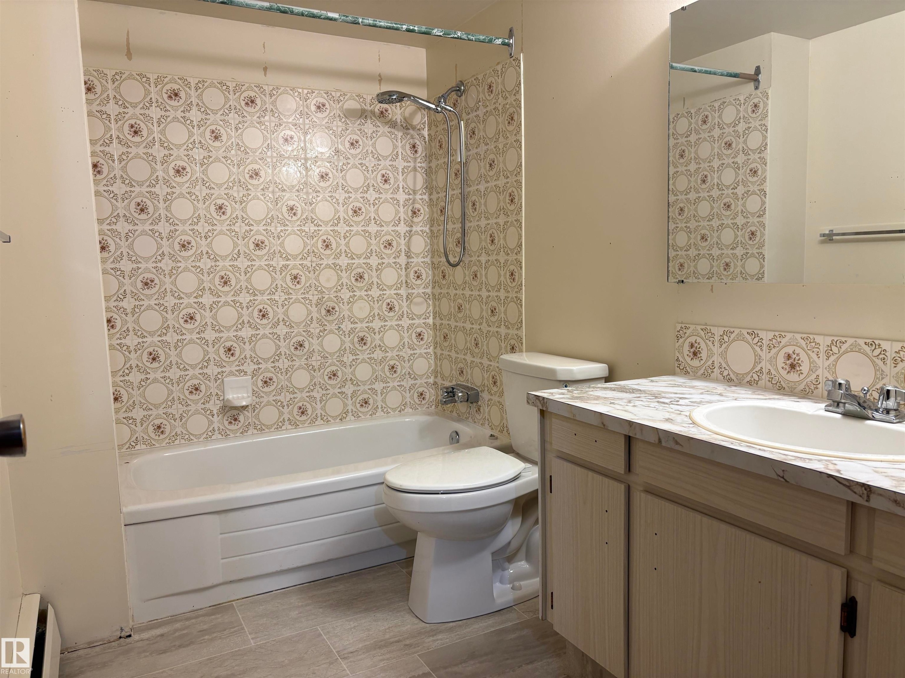 #301 10320 113 St Nw, Edmonton, AB - Indoor Photo Showing Bathroom